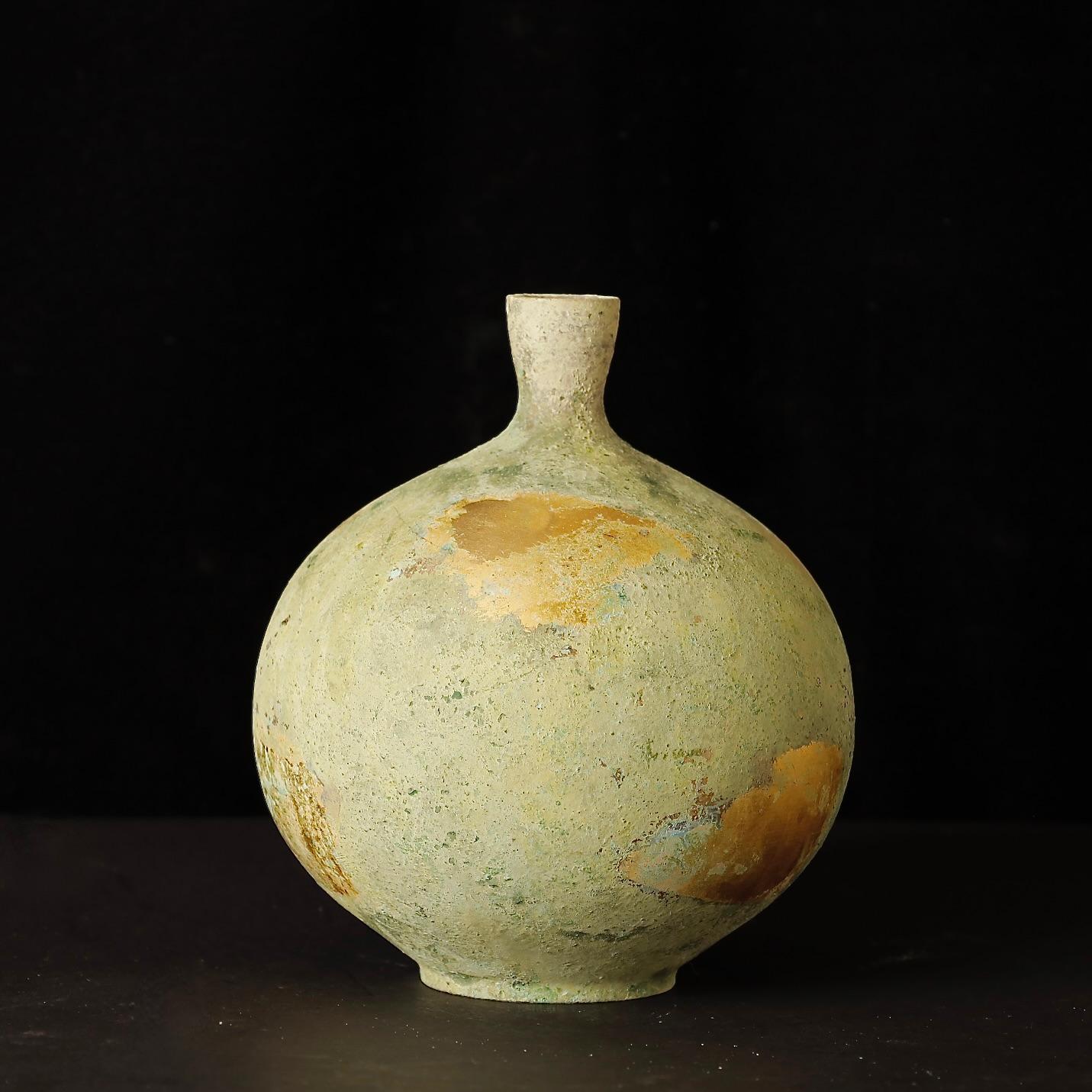 Superbo vaso in bronzo giapponese firmato da Isao - Periodo Showa, XX secolo In condizioni ottime in vendita a Fukuoka, JP