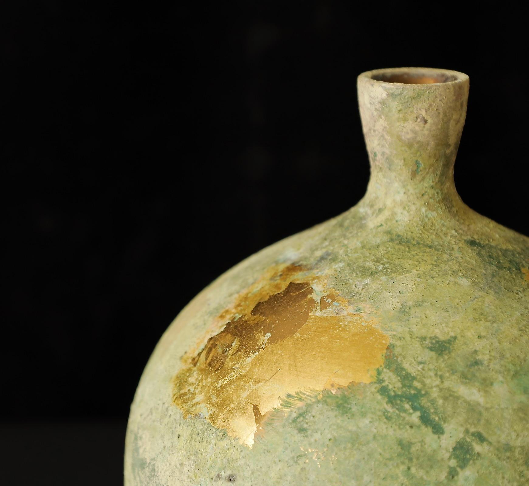 Superbo vaso in bronzo giapponese firmato da Isao - Periodo Showa, XX secolo in vendita 2