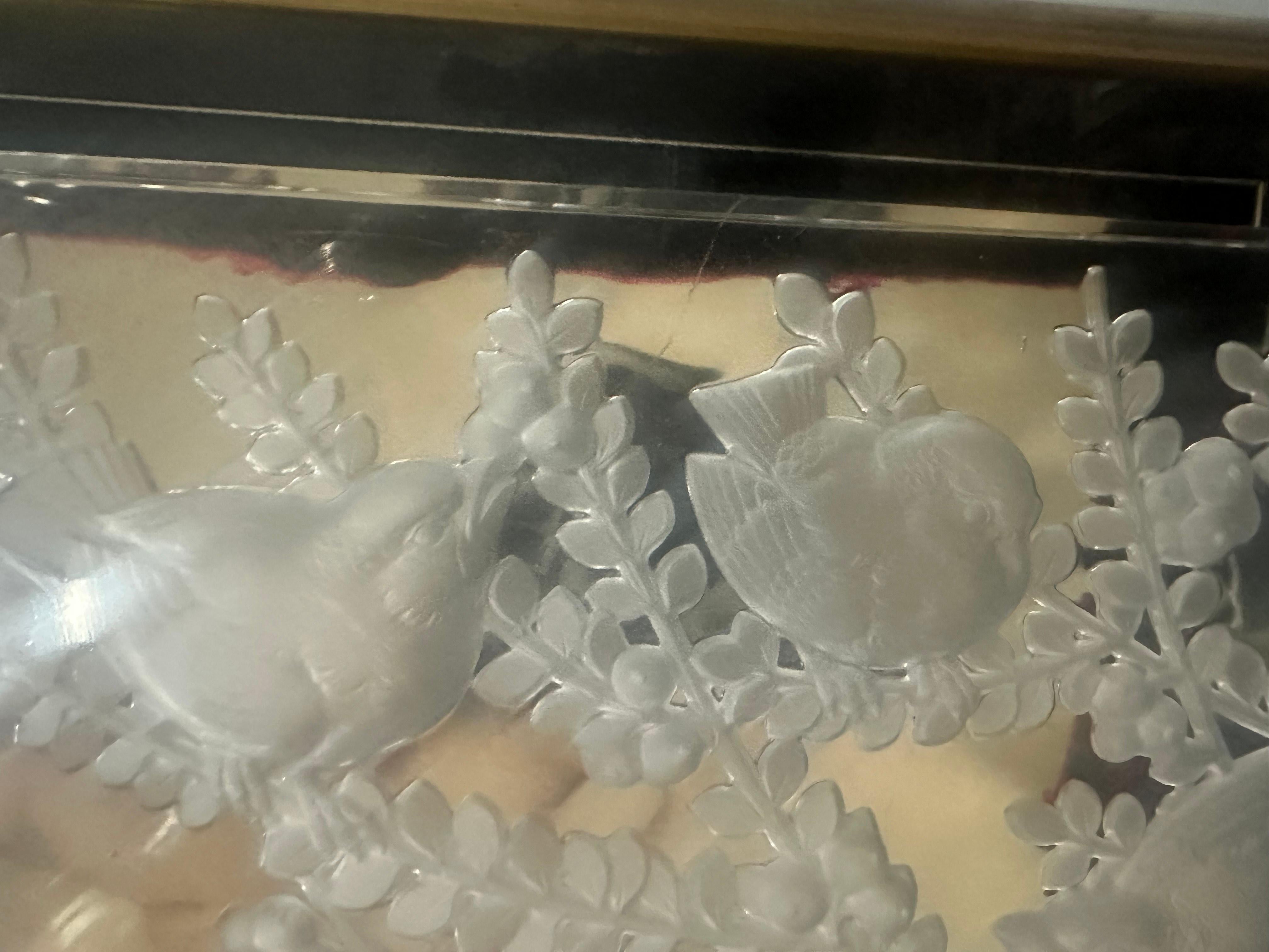 Superb Signed Lalique Crystal Etched Sculptural Lamp with Birds and Leaves In Good Condition In Swedesboro, NJ