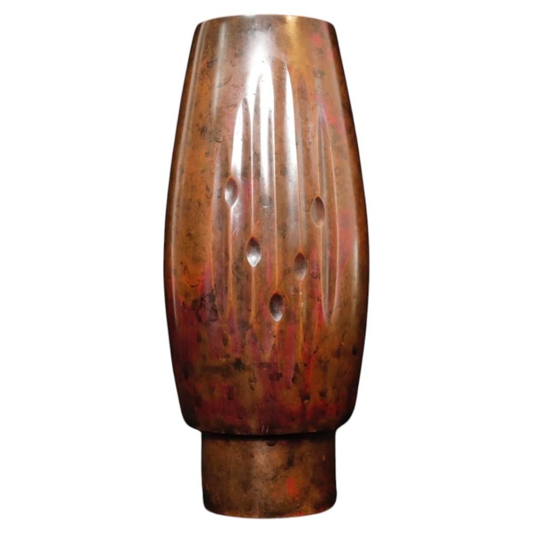 Superbe vase en bronze signé Murashidō, orné d'un motif sculptural