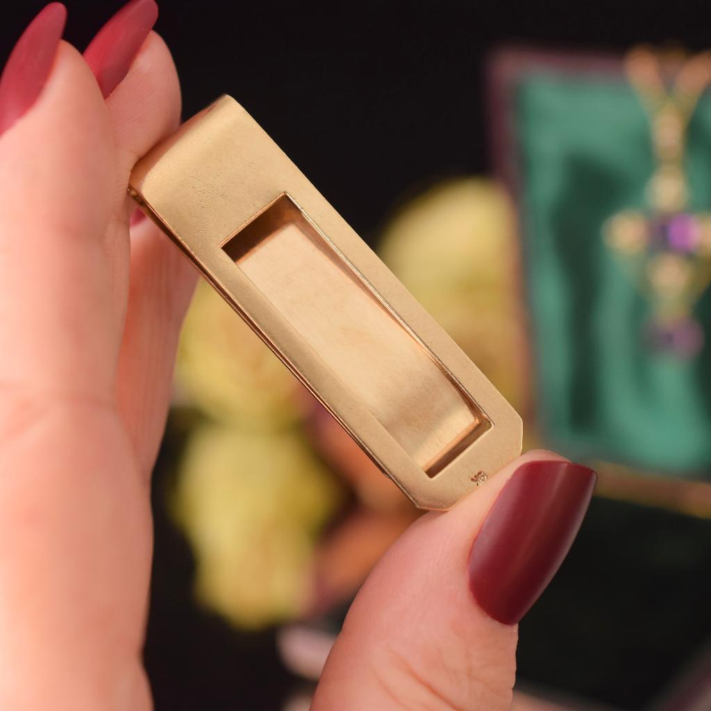 Für die Person, die alles hat, warum nicht eine Geldklammer aus massivem Gold kaufen!

Ja... wir tragen keine Geldbündel mehr mit uns herum, aber... denken wir mal quer... dieses wunderschöne Stück kann an einer Kette getragen werden, an einem