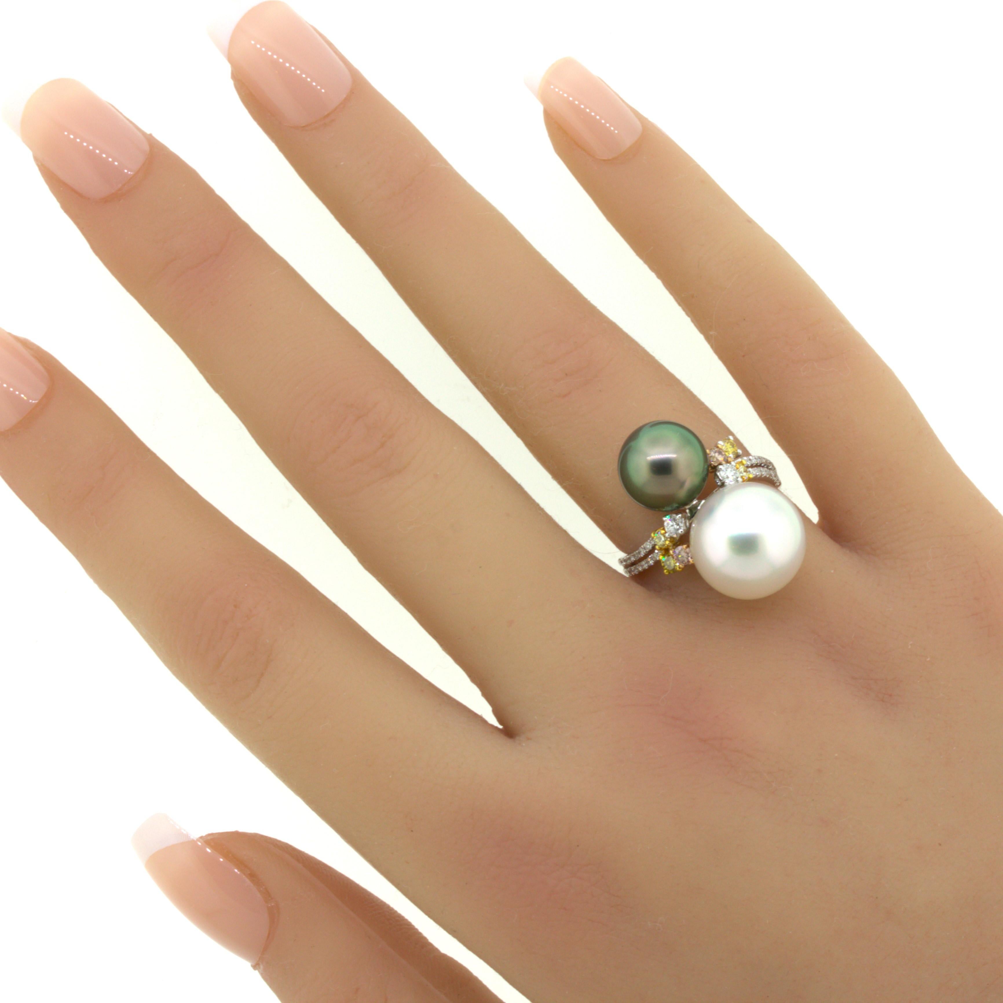 Splendido anello in oro bianco 18 carati con perle dei mari del sud e di Tahiti e diamanti di colore diverso in vendita 3