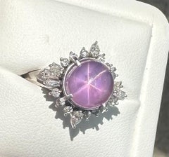 Magnífico anillo de platino con zafiro púrpura de Sri Lanka de 7,45 ct con efecto estrella y diamantes