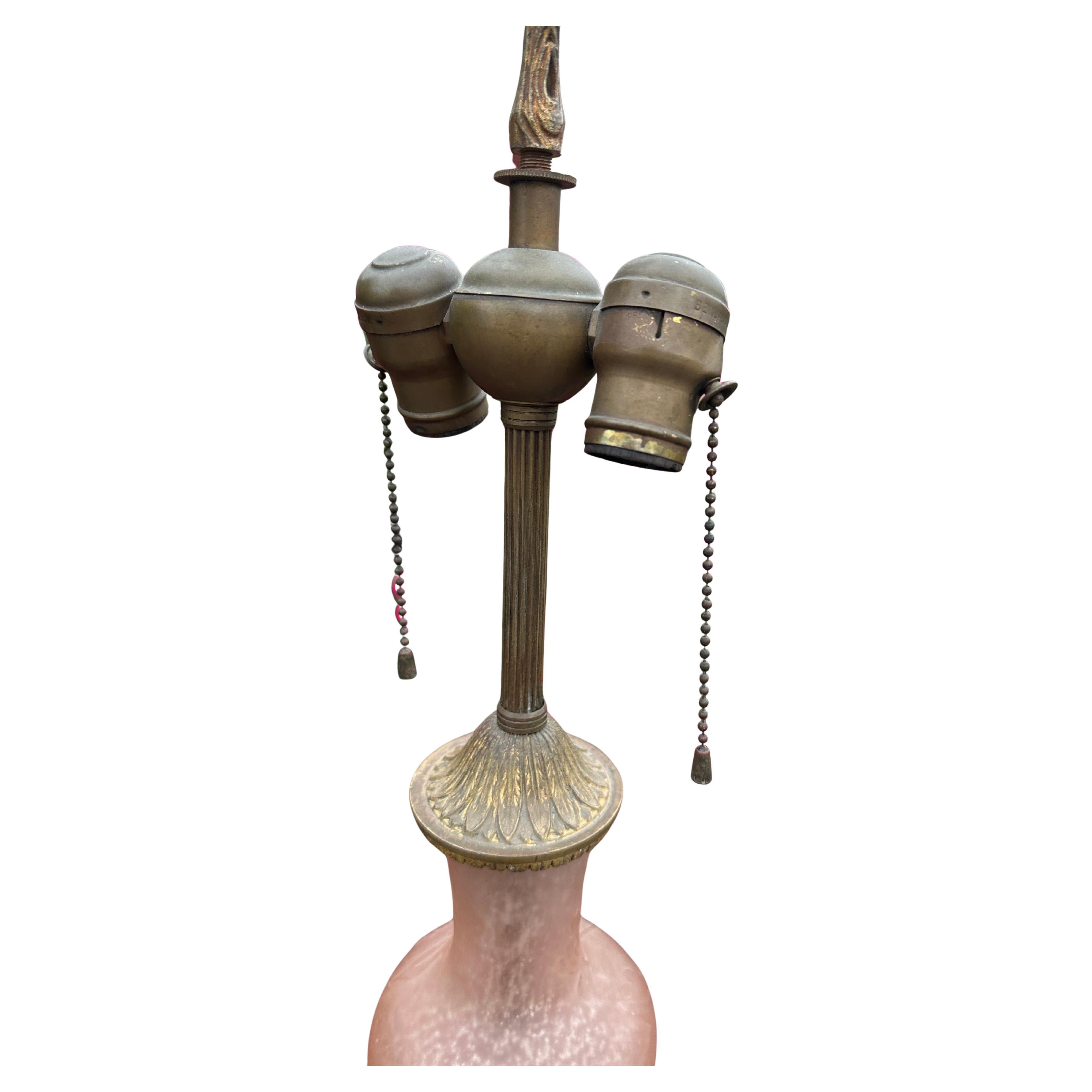 Dies ist ein SUPERB antiken Original geformt rosa Glas Tischlampe in perfektem Zustand. Er hat die originalen Endstücke und originalen Sockel & ORIGINAL PATINA. Beide Originalschalter funktionieren!  Die Lampe hat auch einen Sockel mit