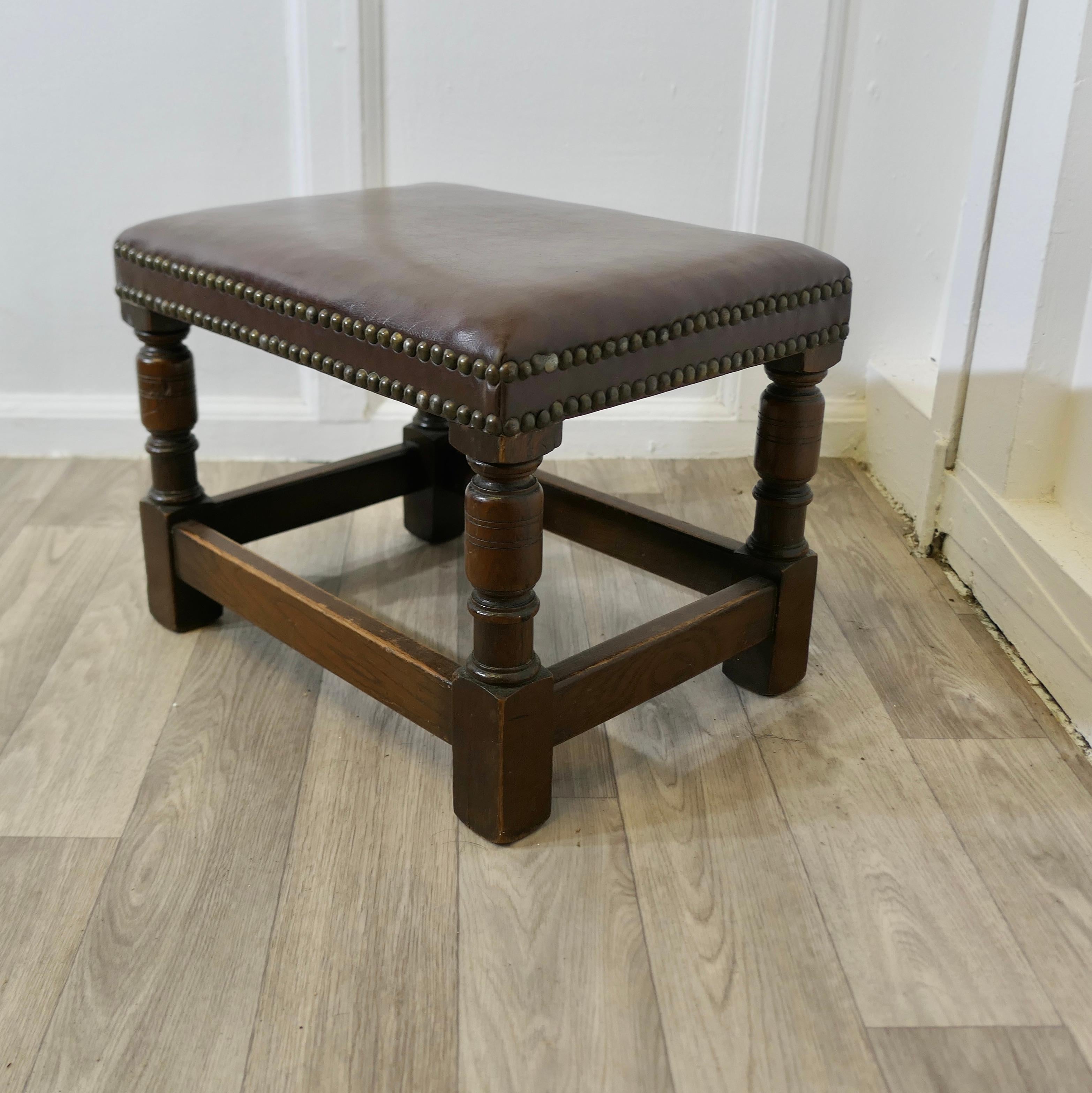 Superb Studded Leather Oak Foot Stool  A Lovely piece In Good Condition In Godshill, Isle of Wight
