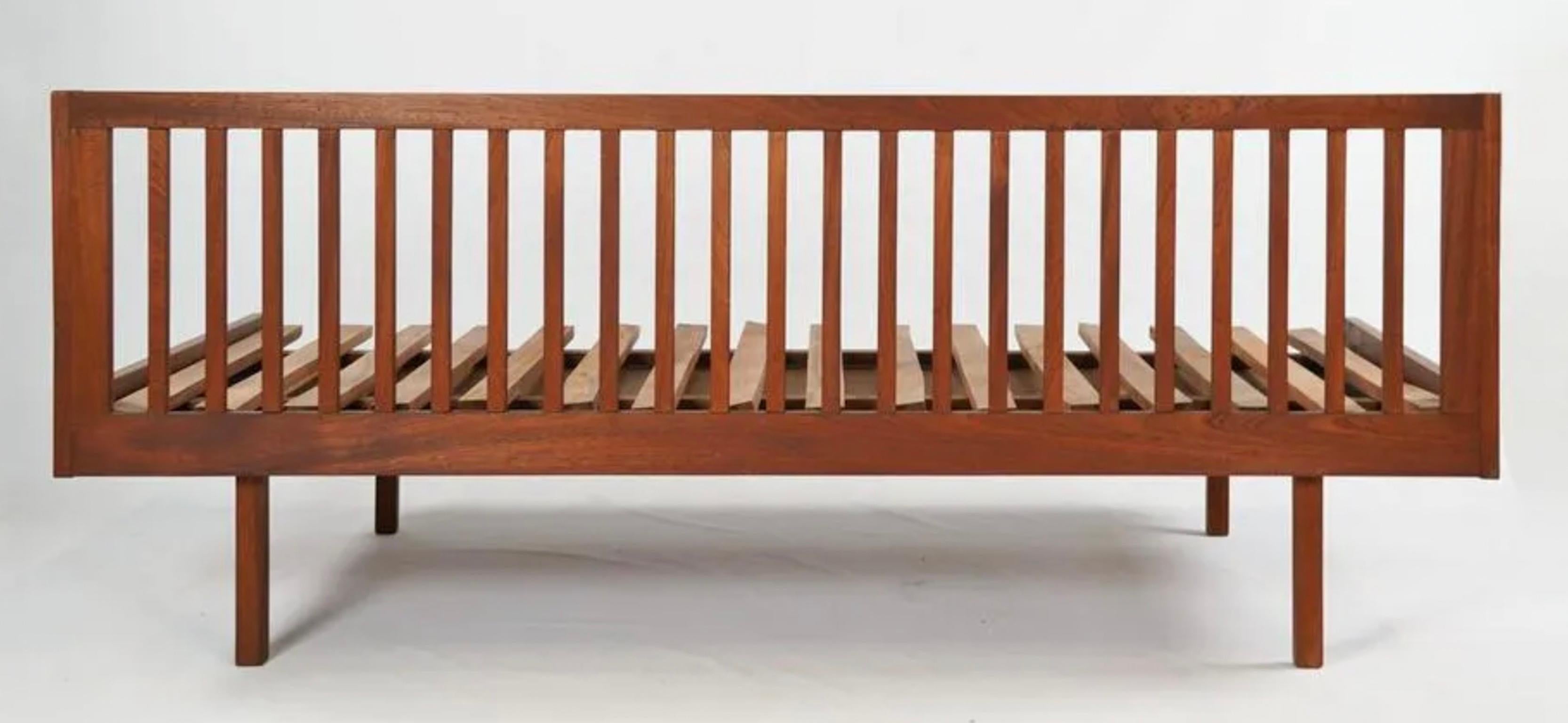 Studio A Wood Wood realizzato a mano a metà del secolo scorso Divano o letto da giorno in teak massiccio o struttura per due letti singoli in legno di teak con schienale a doghe. Senza cuscini e senza braccioli laterali o cuscini per lo schienale.