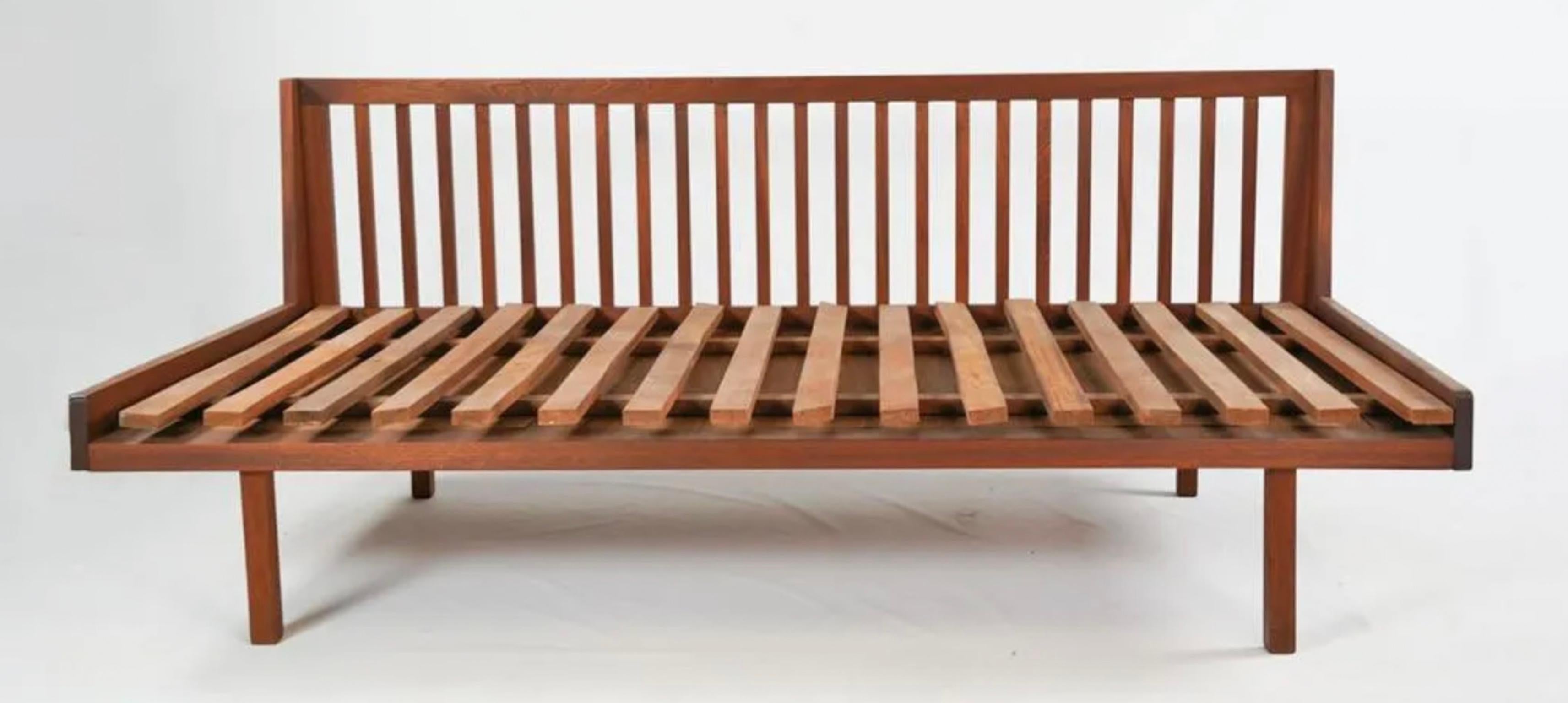 Mid-Century moderno Superbo Studio A Craft Teak Mid-Century Sofa or Daybed or Twin Bed Frame (divano o letto a due piazze) in vendita