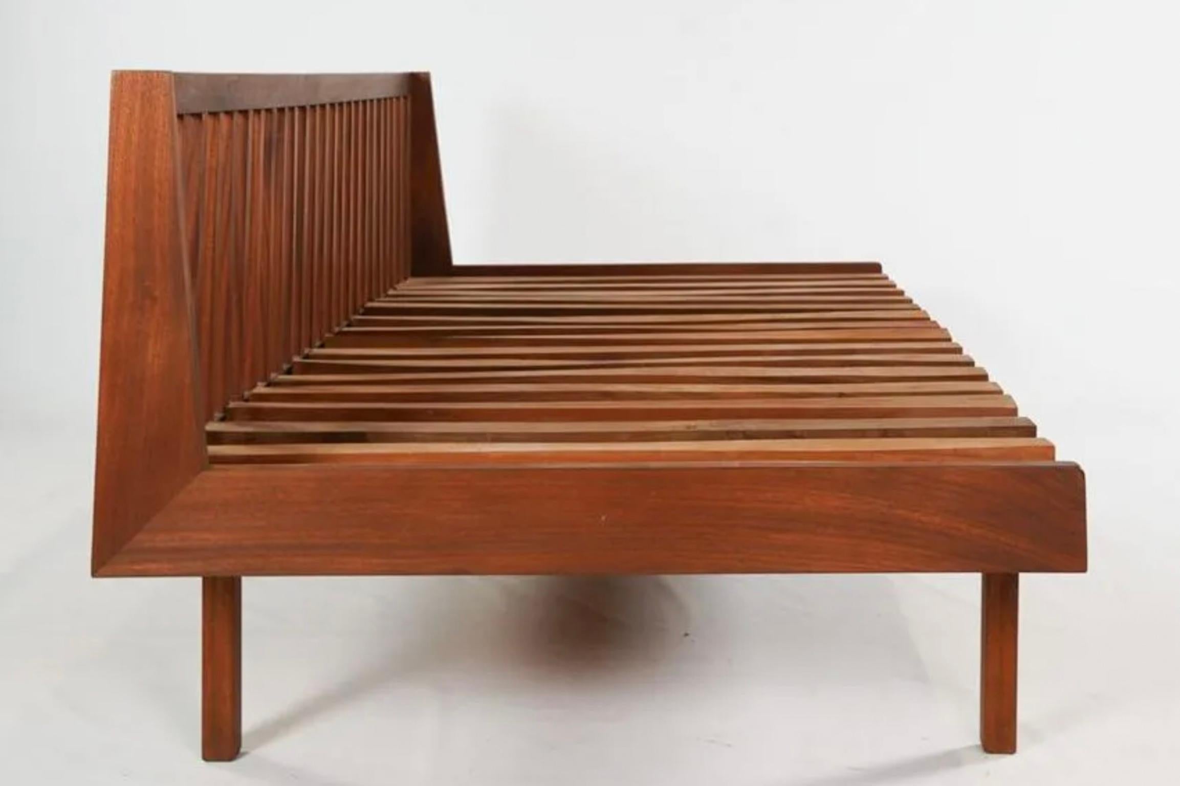 Sconosciuto Superbo Studio A Craft Teak Mid-Century Sofa or Daybed or Twin Bed Frame (divano o letto a due piazze) in vendita