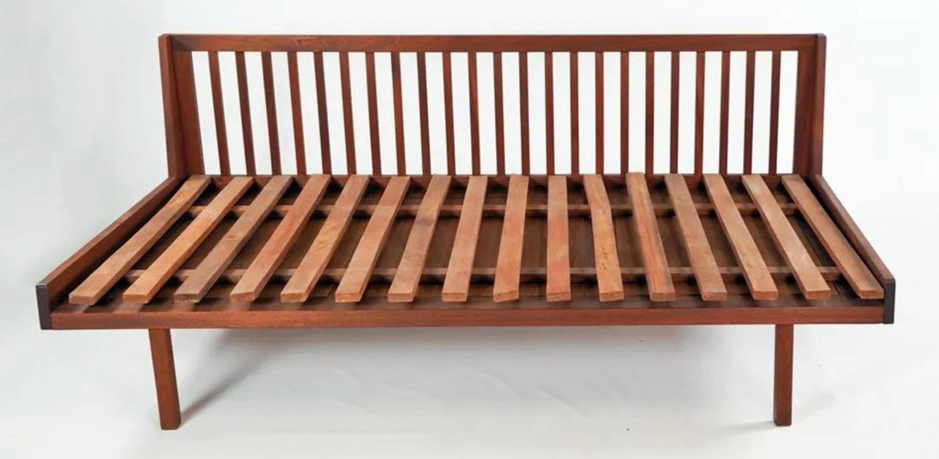 Falegnameria Superbo Studio A Craft Teak Mid-Century Sofa or Daybed or Twin Bed Frame (divano o letto a due piazze) in vendita