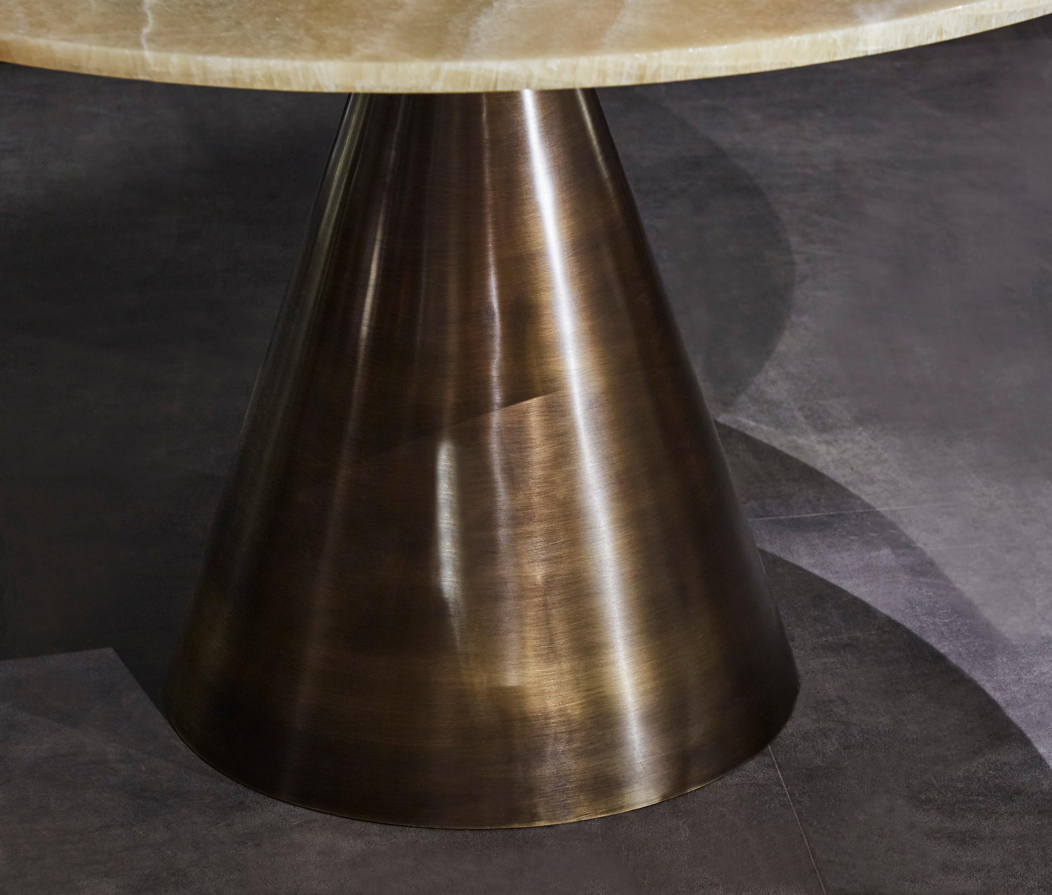 Cette table ronde en laiton pour le pied, avec un plateau en onyx, est une création du Studio Glustin.