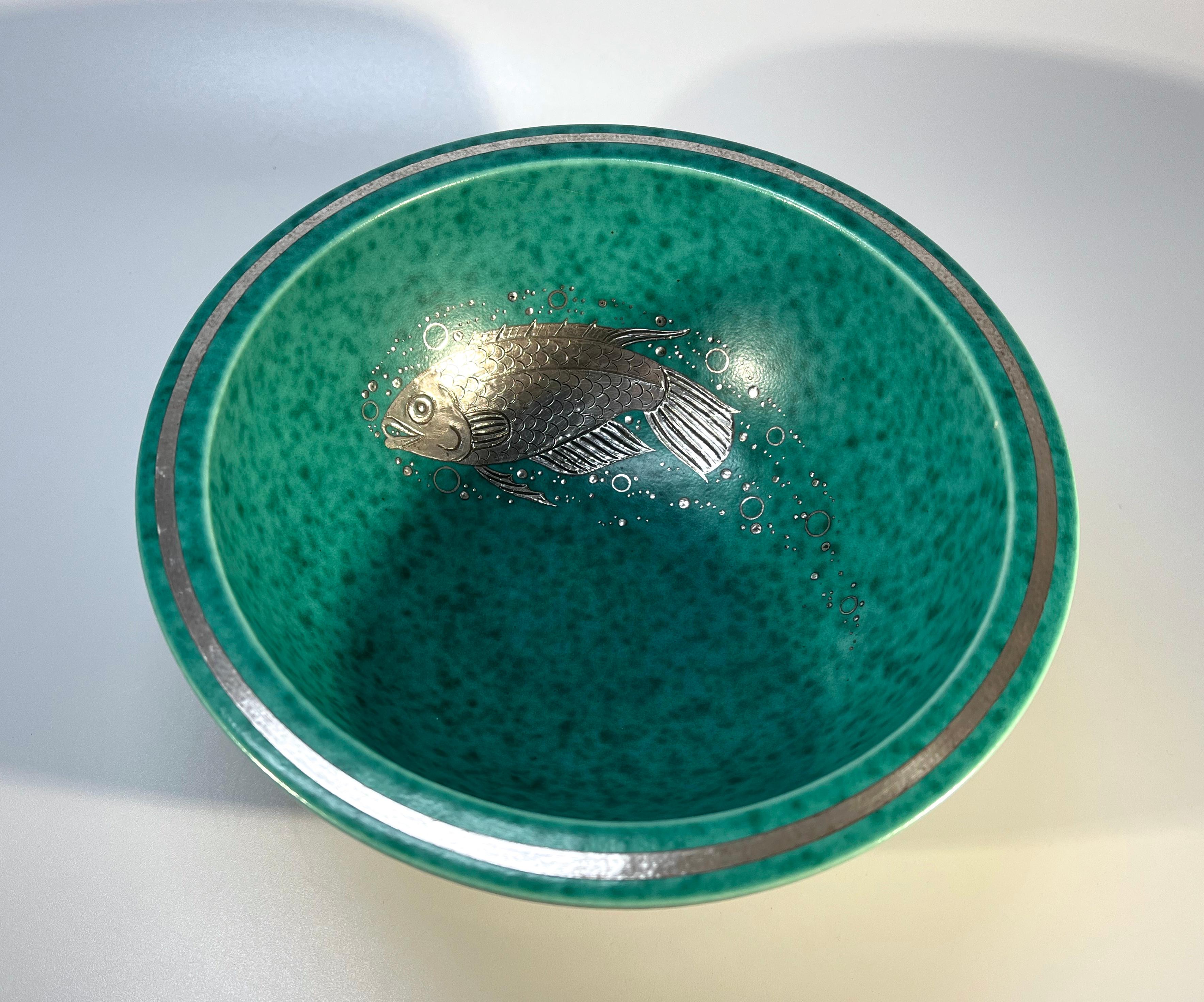 Art Déco Superba ciotola per pesce stilizzata, argento applicato, Wilhelm Kage, ARGENTA, Gustavsberg in vendita