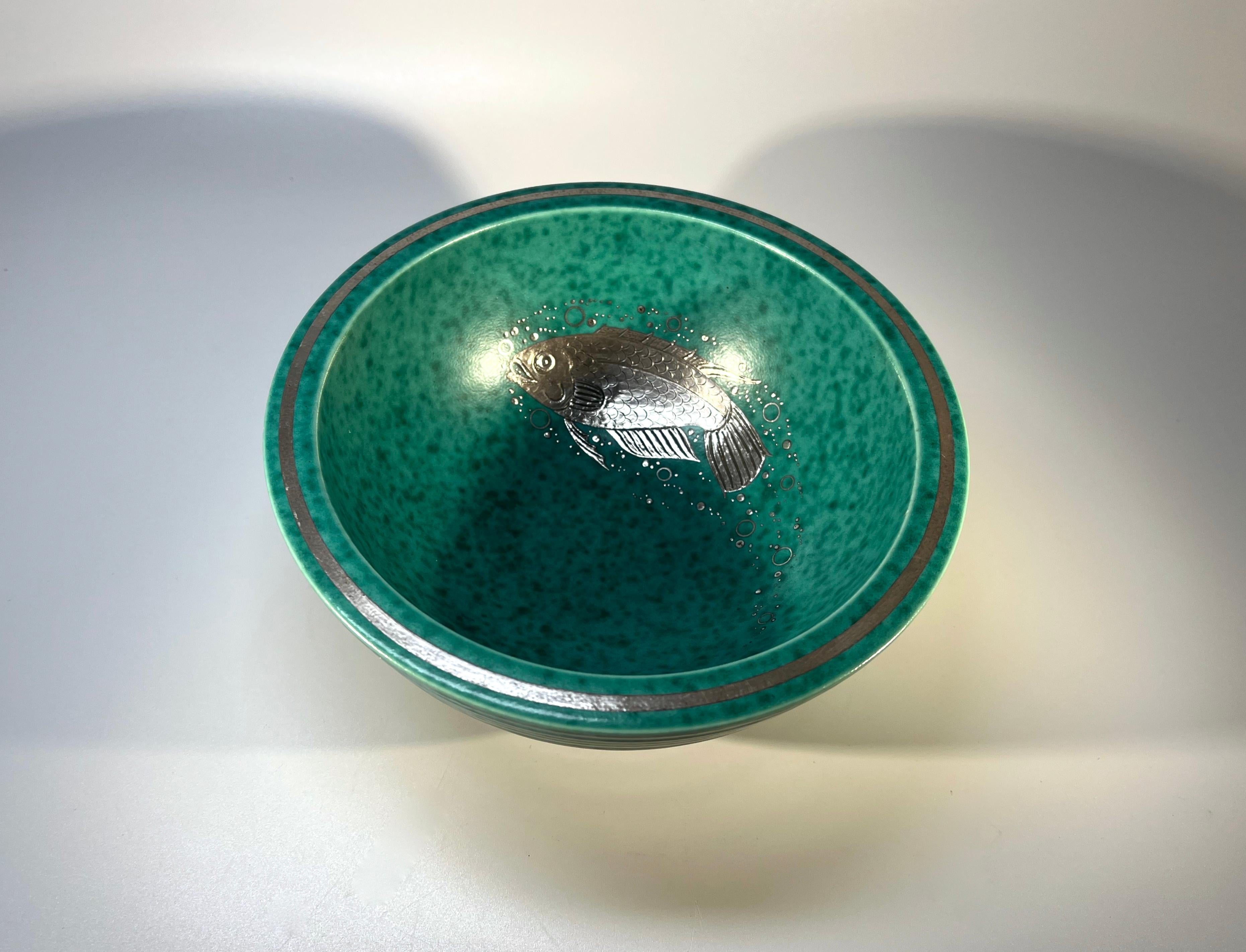 XX secolo Superba ciotola per pesce stilizzata, argento applicato, Wilhelm Kage, ARGENTA, Gustavsberg in vendita
