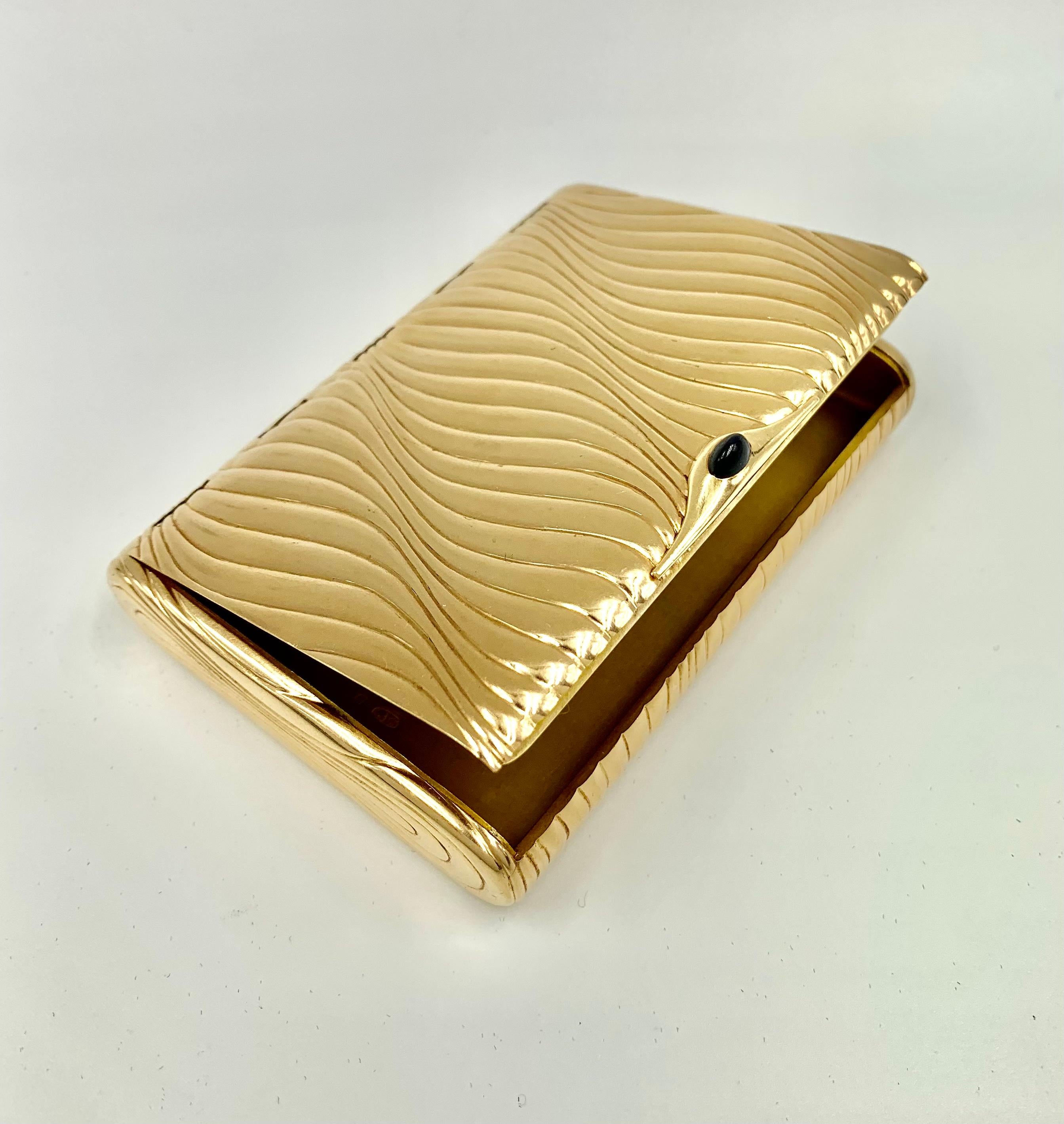 Hervorragendes, bemerkenswertes kaiserliches russisches Zigarettenetui aus Gold mit Cabochon-Saphir und Saphir im Zustand „Gut“ im Angebot in New York, NY