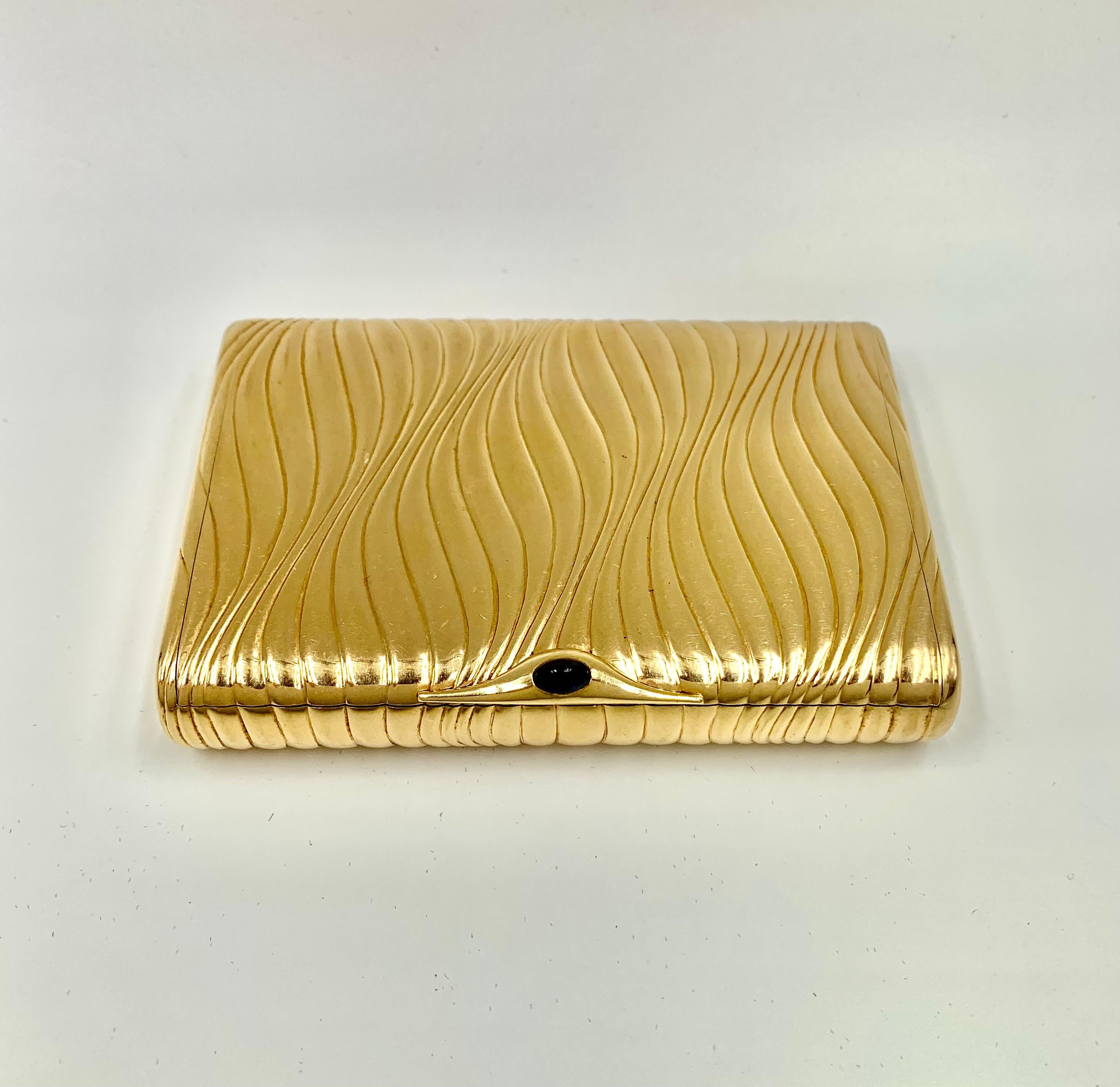 Superb, Substantial Imperial Russian Gold Cabochon Sapphire Cigarette Case In Good Condition For Sale In New York, NY
