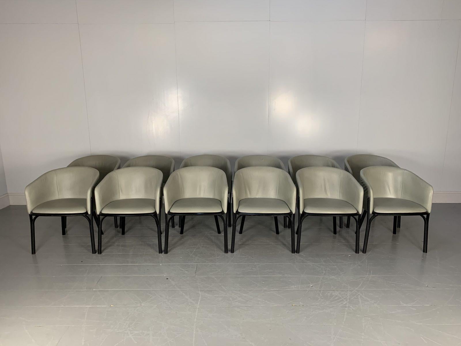 Hallo Freunde, und herzlich willkommen zu einem weiteren unübersehbaren Angebot von Lord Browns Furniture, Großbritanniens führender Quelle für edle Sofas und Stühle.

Bei dieser Gelegenheit bieten wir Ihnen eine der schönsten und raffiniertesten