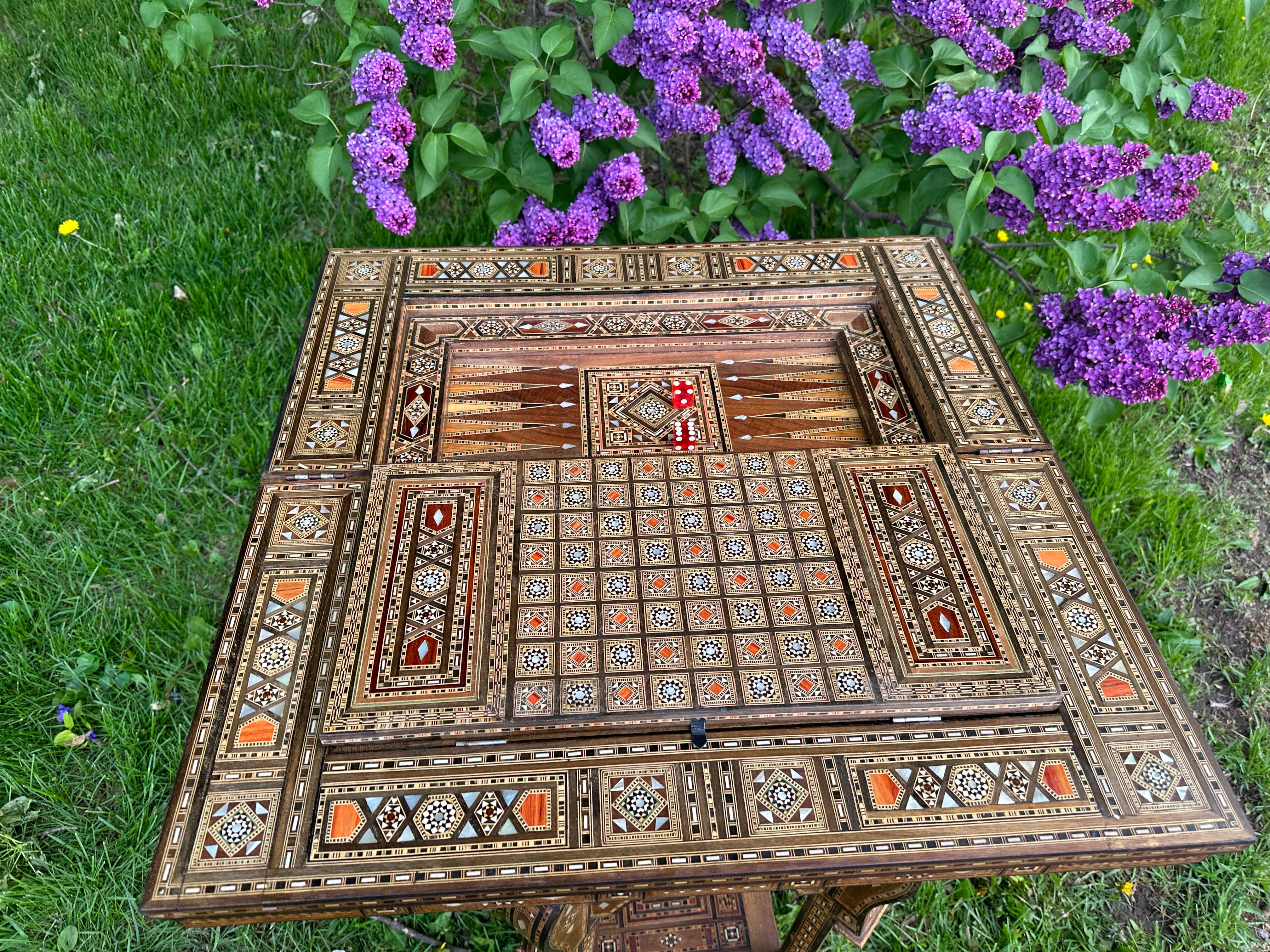 SUPERB Mesa de backgammon/juego antigua siria con incrustaciones, c. principios de los años 40 - W7832 en venta 8