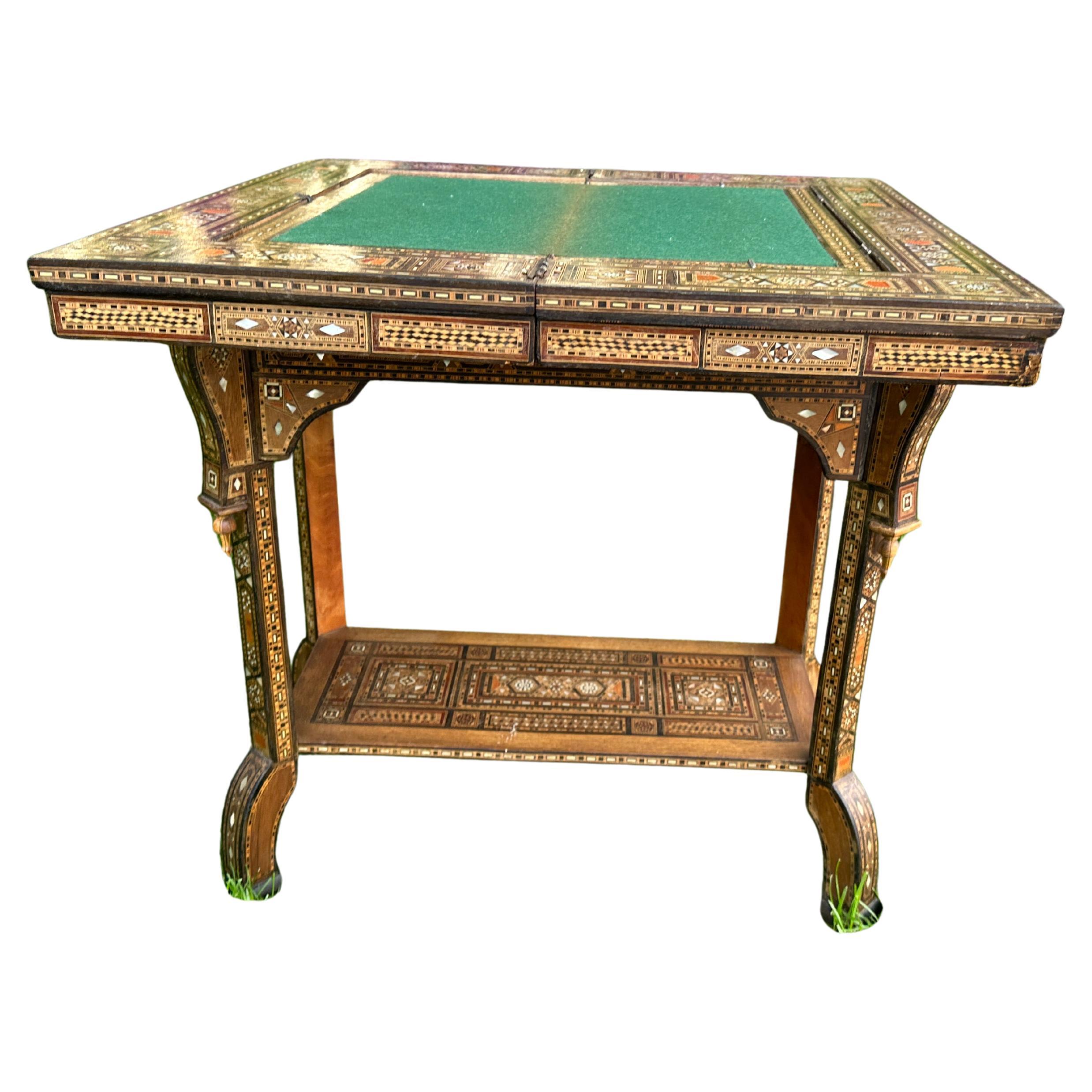SUPERB Mesa de backgammon/juego antigua siria con incrustaciones, c. principios de los años 40 - W7832

Esta es una SUPERBLA Mesa de Juego Antigua con Incrustaciones, c. principios de los años 40. La mesa tiene tableros para ajedrez, damas,