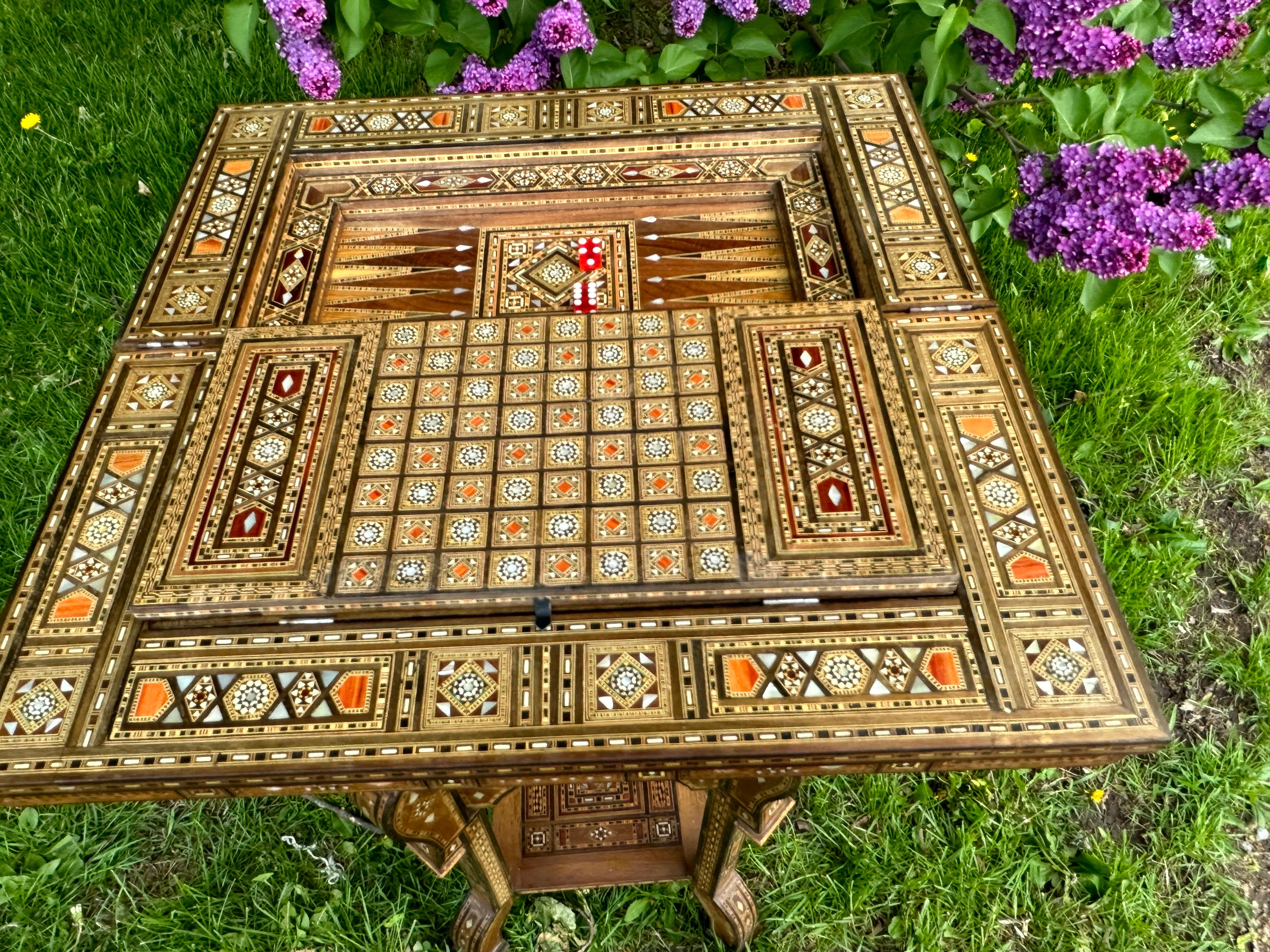 SUPERB Mesa de backgammon/juego antigua siria con incrustaciones, c. principios de los años 40 - W7832 en venta 2