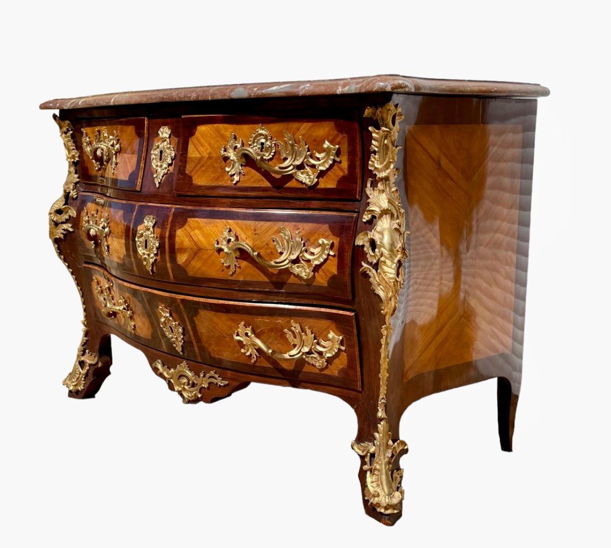 Louis XV Superb tomb chest of drawers in rosewood and rosewood marquetry in Regency style For Sale