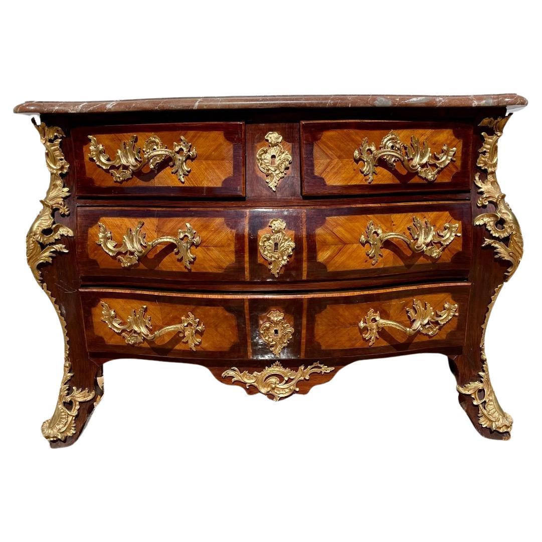 Superb tomb chest of drawers in rosewood and rosewood marquetry in Regency style