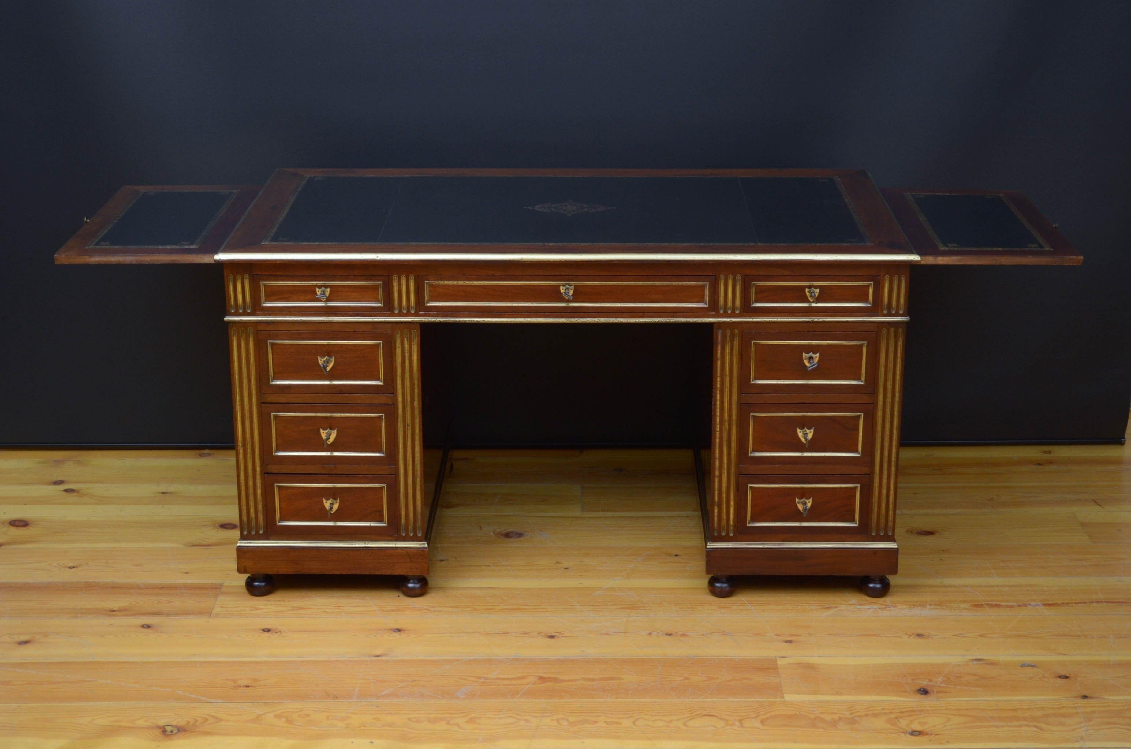 Superb Turn of the Century Pedestal Desk In Good Condition For Sale In Whaley Bridge, GB