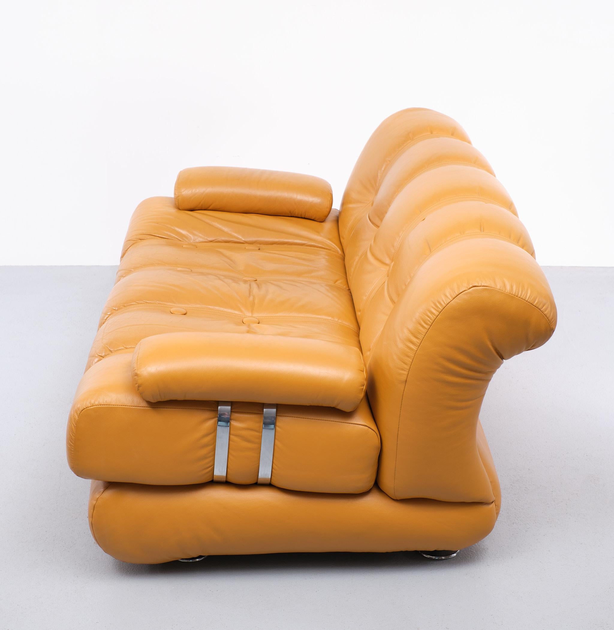 Superb Two seater sofa  Leather  1970s Italy  5