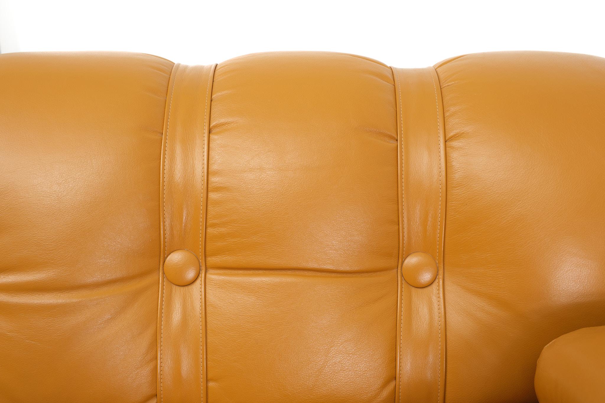 Superb Two seater sofa  Leather  1970s Italy  9