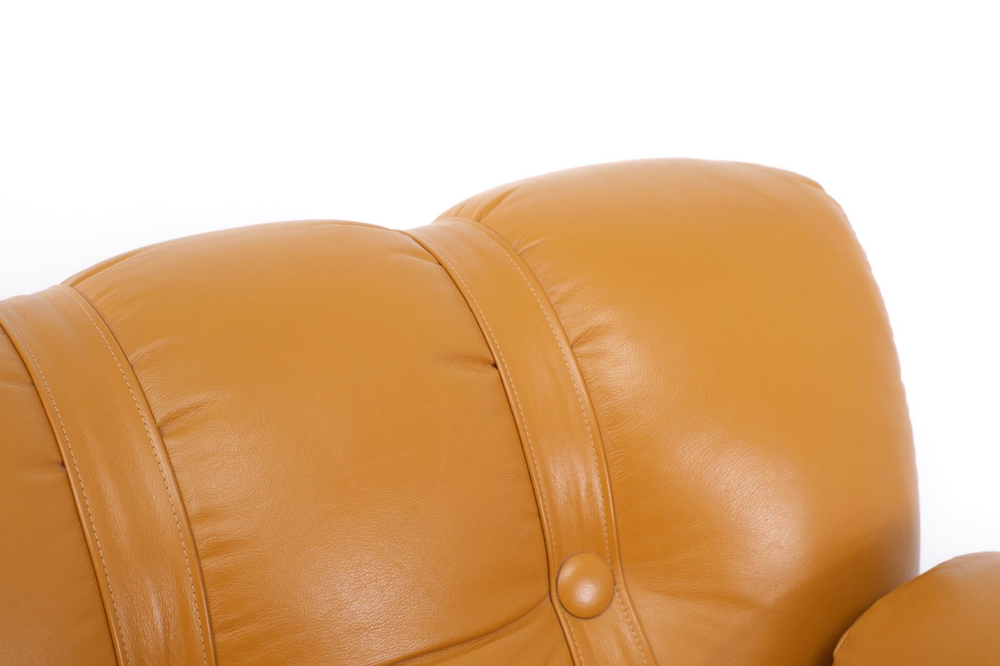 Superb Two seater sofa  Leather  1970s Italy  For Sale 10