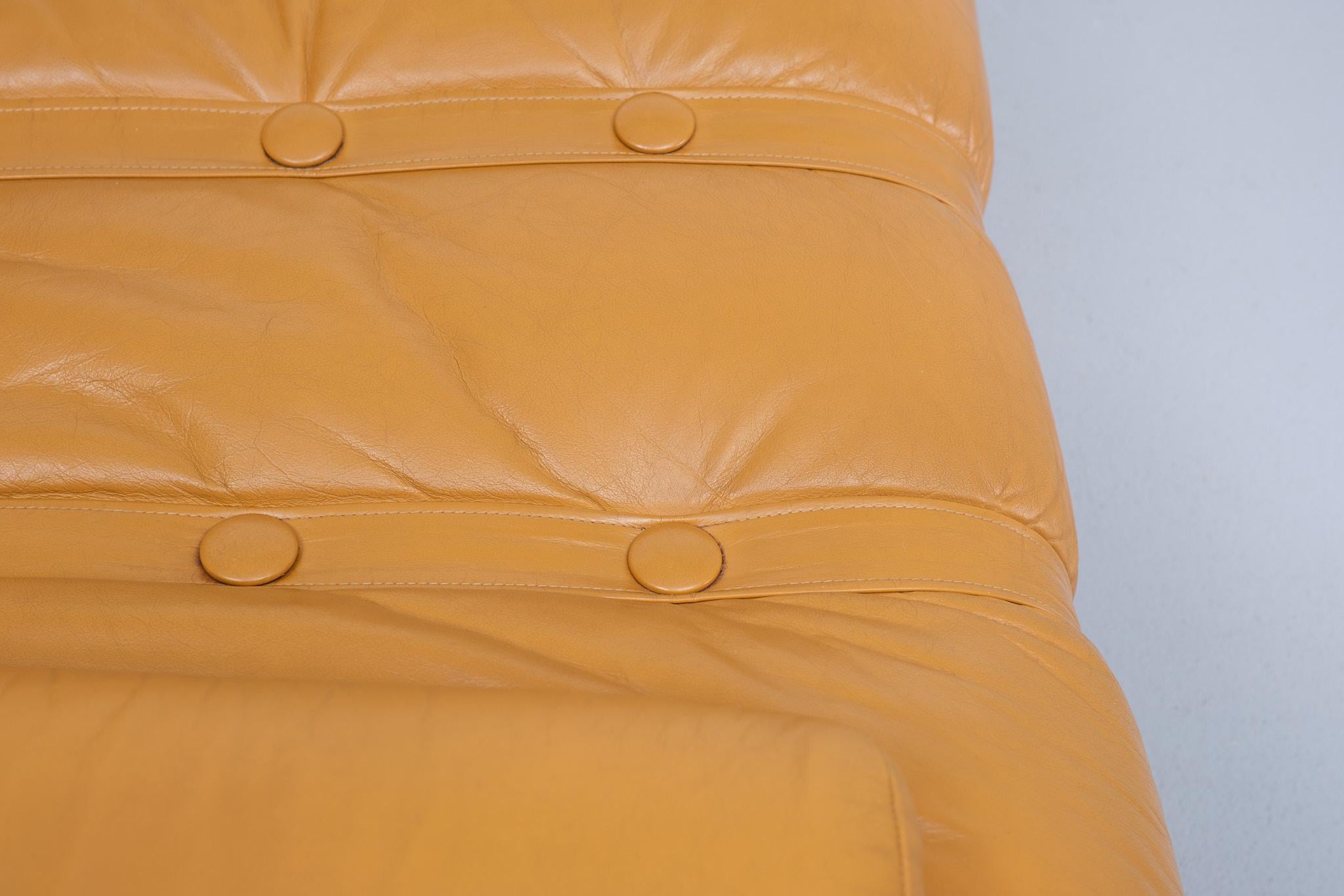 Superb Two seater sofa  Leather  1970s Italy  For Sale 11