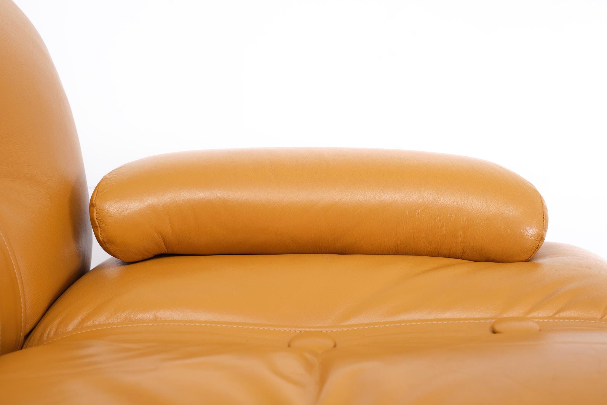 Superb Two seater sofa  Leather  1970s Italy  For Sale 12