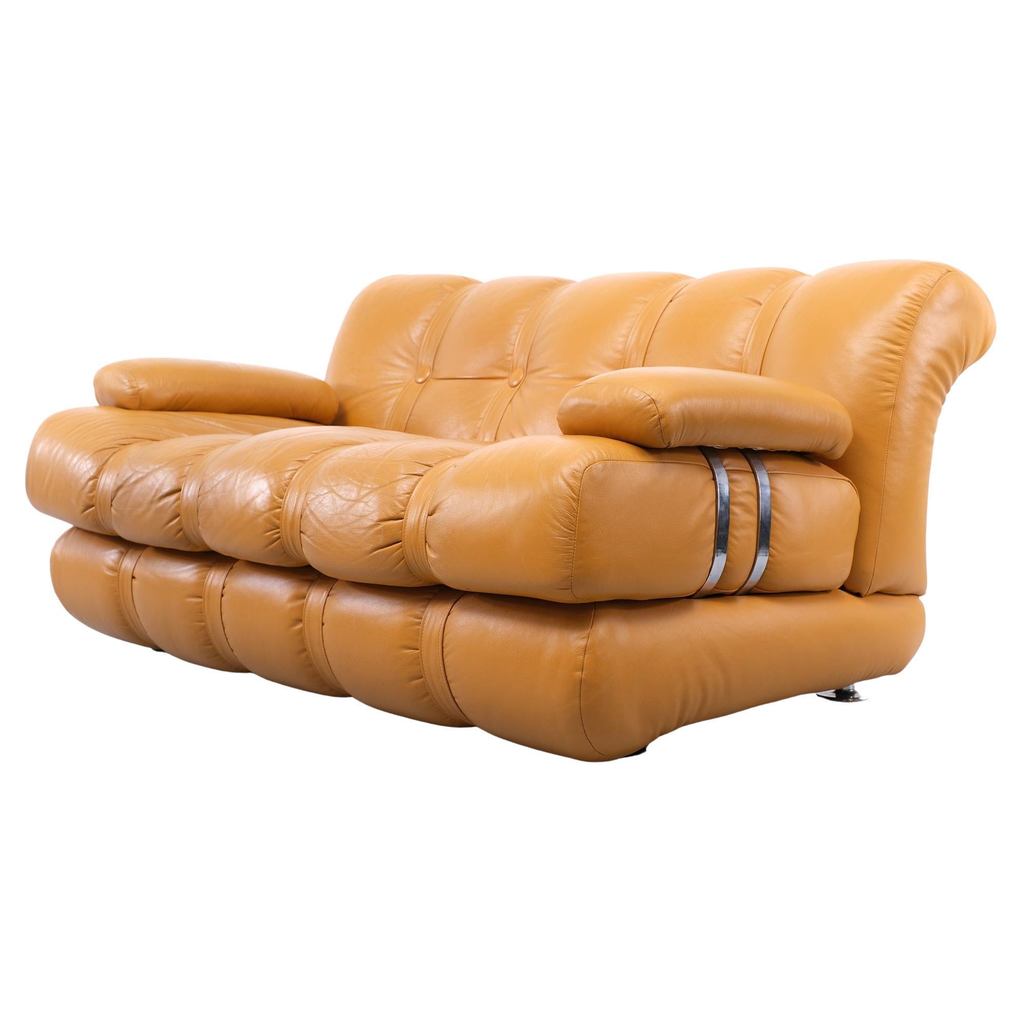 Mid-Century Modern Superb Two seater sofa  Leather  1970s Italy  For Sale