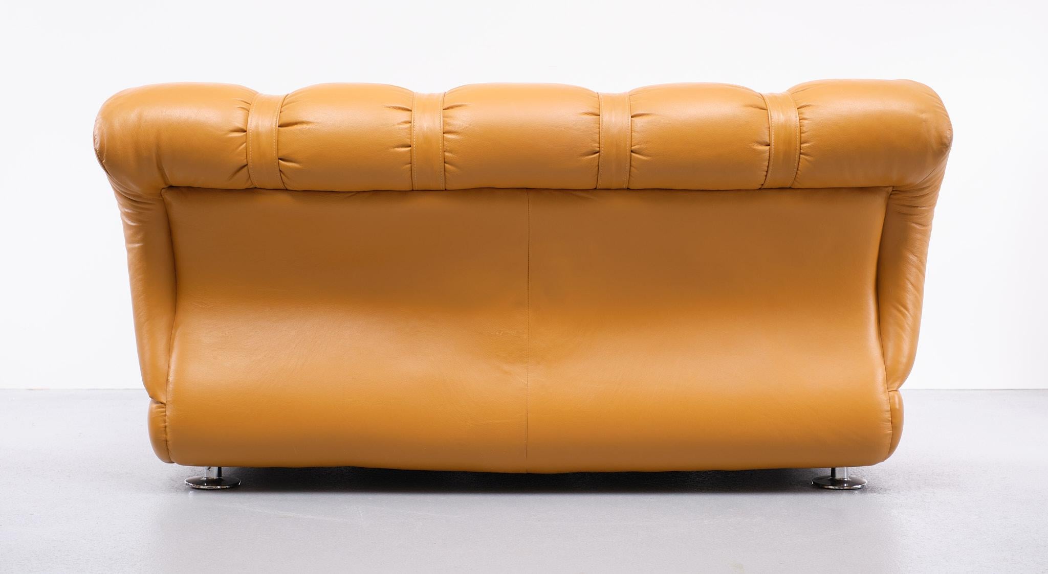 Superb Two seater sofa  Leather  1970s Italy  For Sale 2