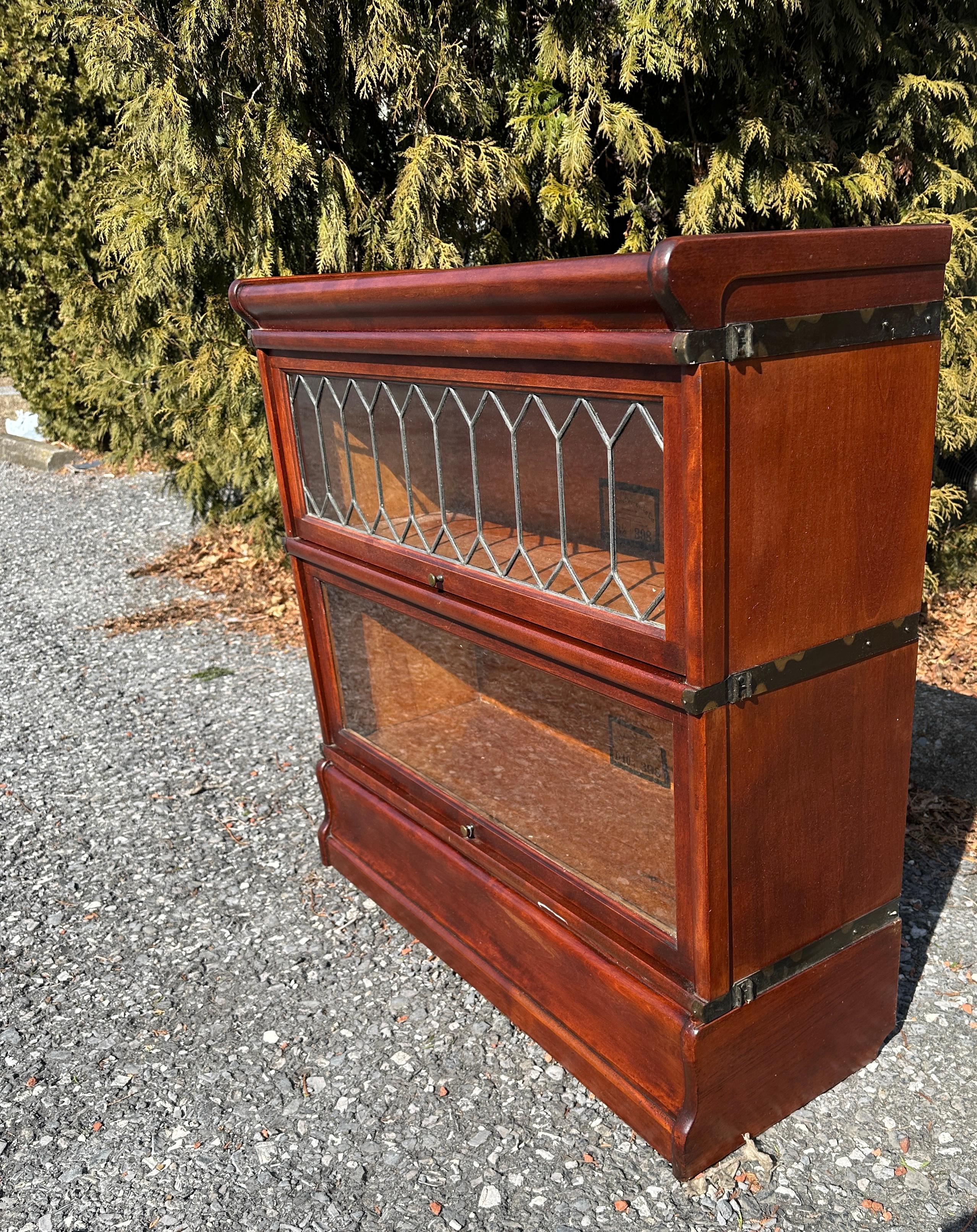 SUPERB Two-Section Barrister Bookcase with leaded glass - Stickley Era - W7631 In Good Condition For Sale In Shamokin Dam, PA