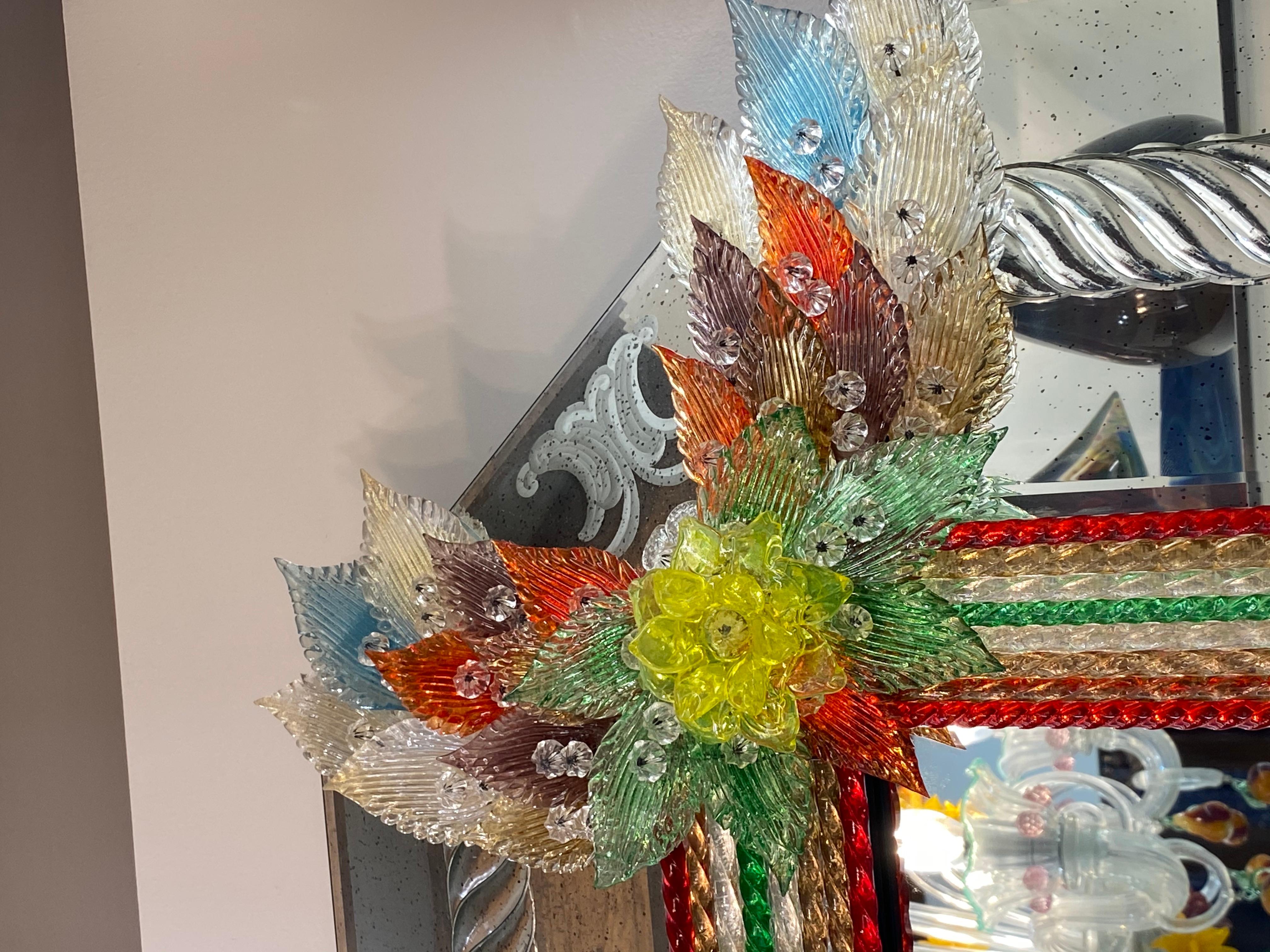 italien Superbe miroir vénitien en verre de Murano multicolore en vente