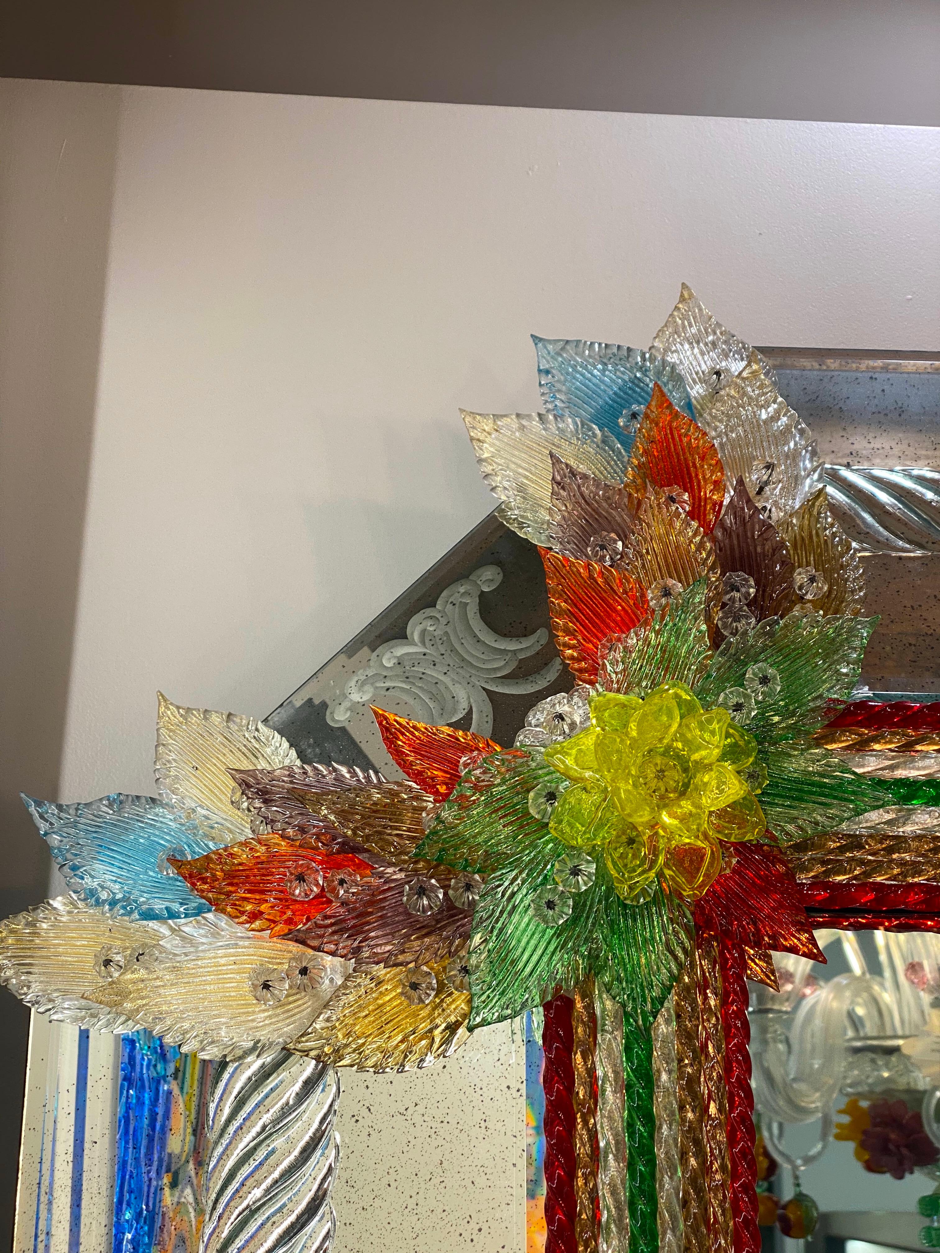 Superbe miroir vénitien en verre de Murano multicolore en vente 1