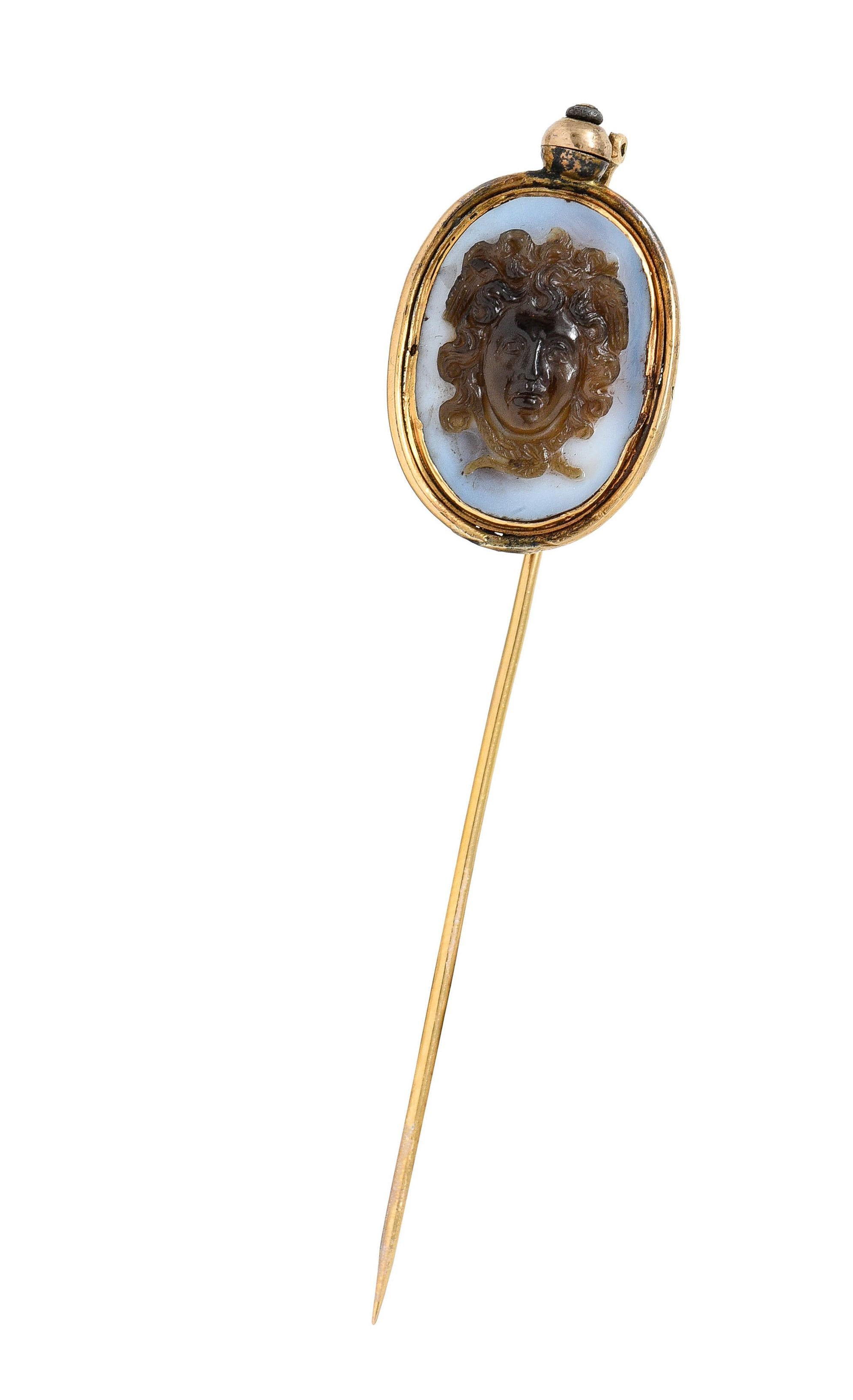 Taille ovale Superbe épingle à cravate victorienne en or 18 carats avec camée en agate représentant Persée Méduse en vente