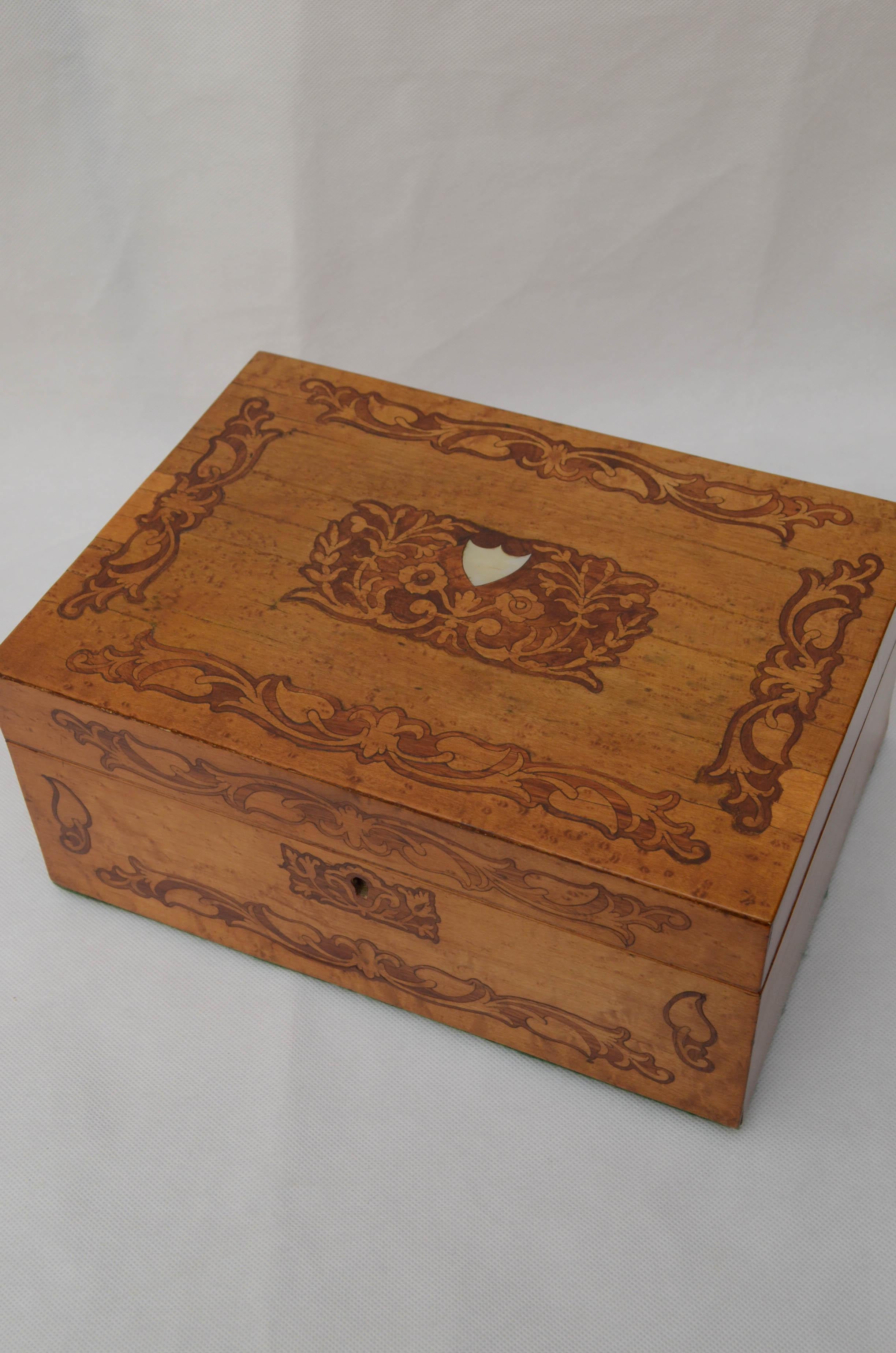 English Superb Victorian Bird's-Eye Maple Jewelry Box For Sale