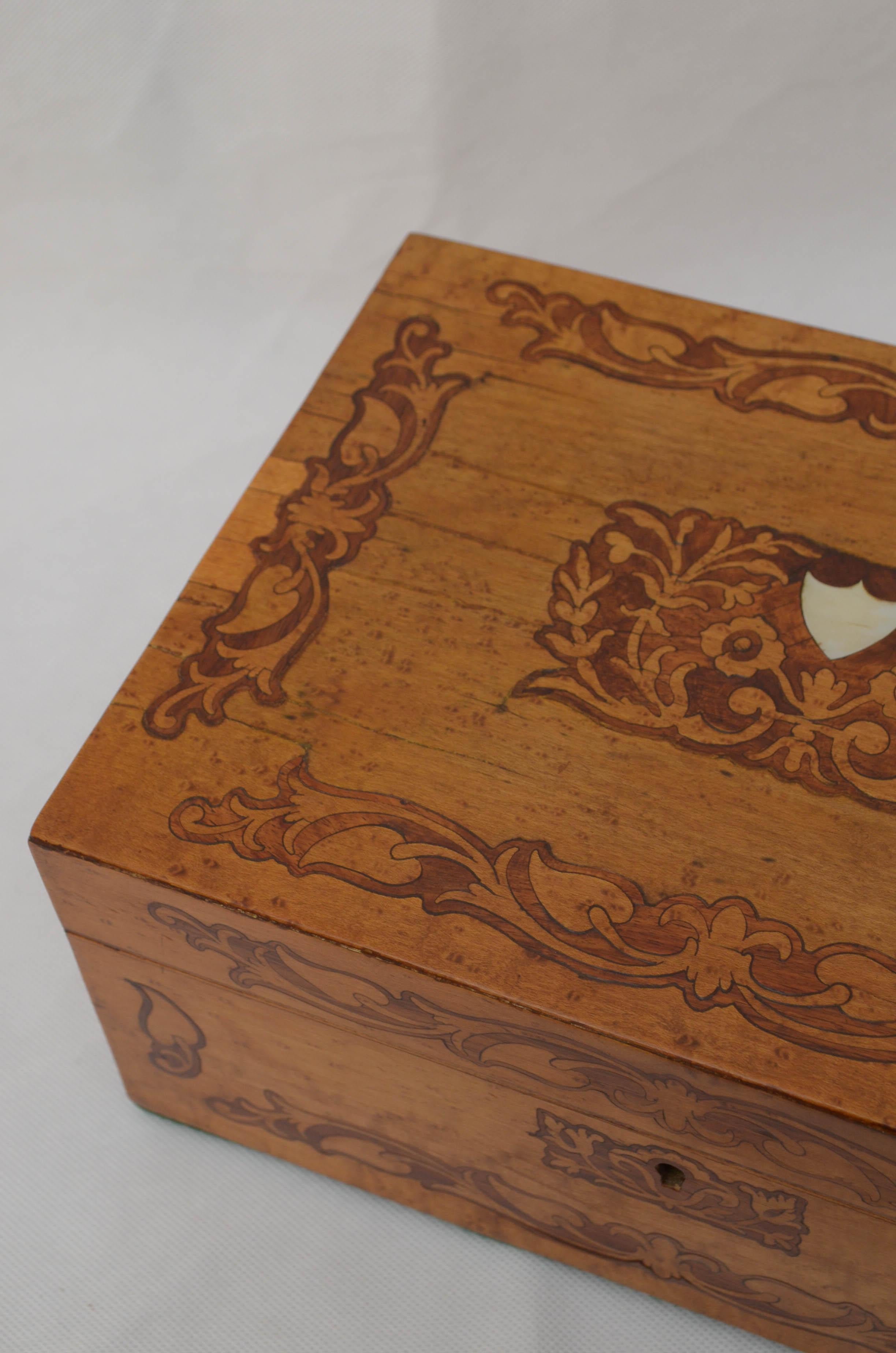 Superb Victorian Bird's-Eye Maple Jewelry Box In Good Condition For Sale In Whaley Bridge, GB