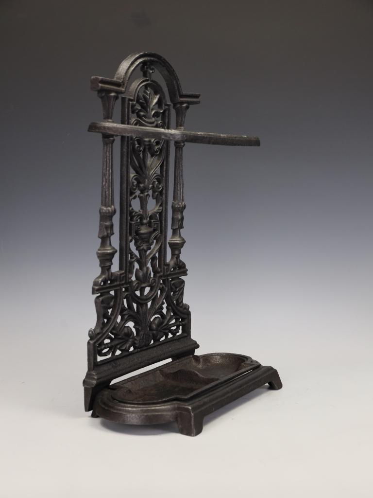 Superb Victorian Cast Iron Stick Stand/Umbrella Stand with Neo-Classical Detail In Good Condition For Sale In Lincoln, GB