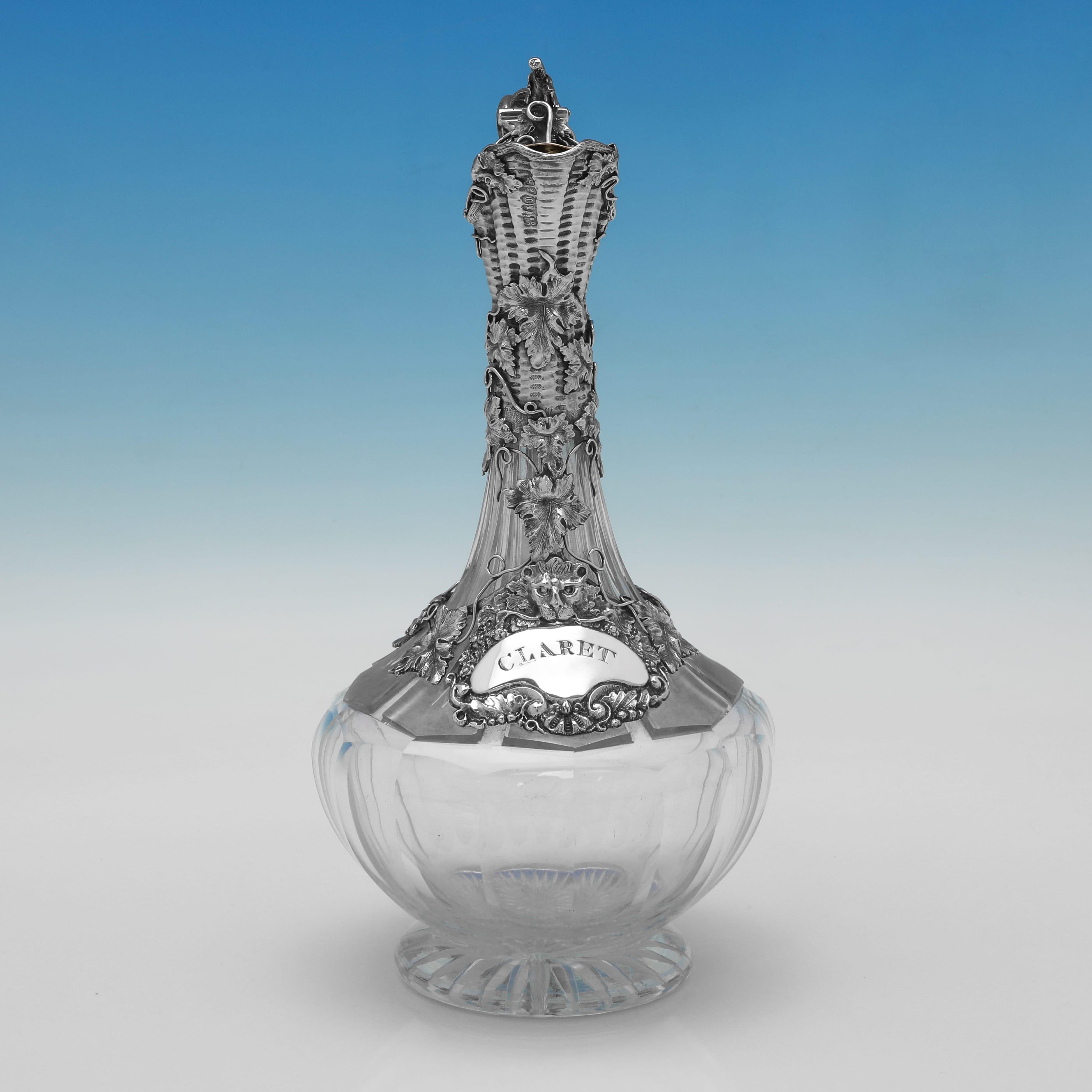 Poinçonnée à Londres en 1838 par Charles Reily & George Storer, cette superbe cruche à claret victorienne en argent sterling et verre est de forme balustre avec une décoration en verre taillé sur le corps. Le pichet présente une magnifique monture