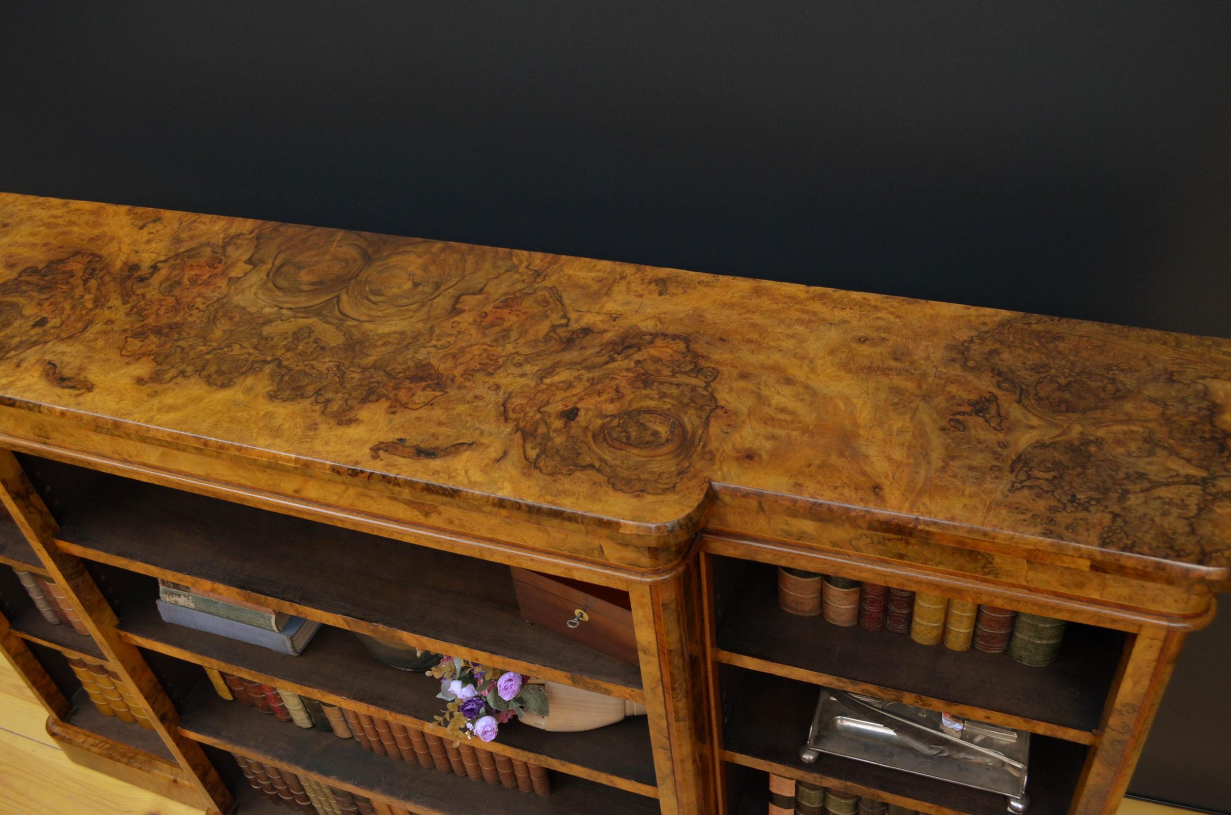 Superb Victorian Walnut Bookcase In Good Condition In Whaley Bridge, GB