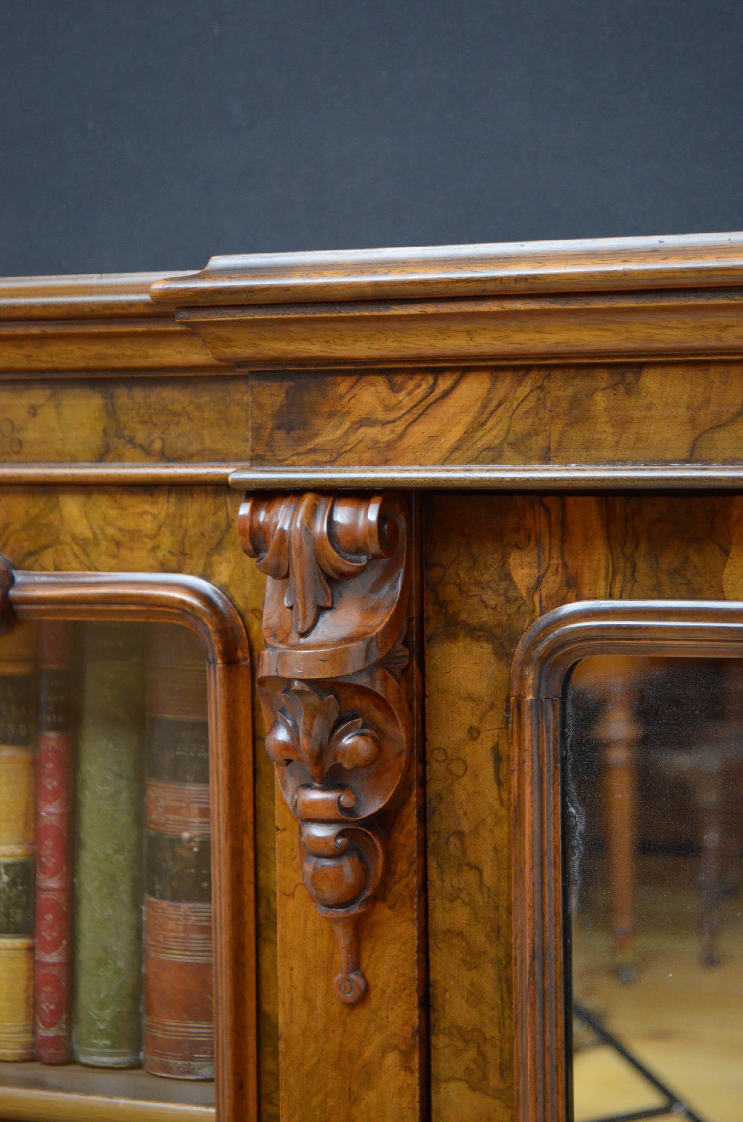 Prächtiges viktorianisches Bücherregal aus Nussbaumholz mit breiter Front im Angebot 3