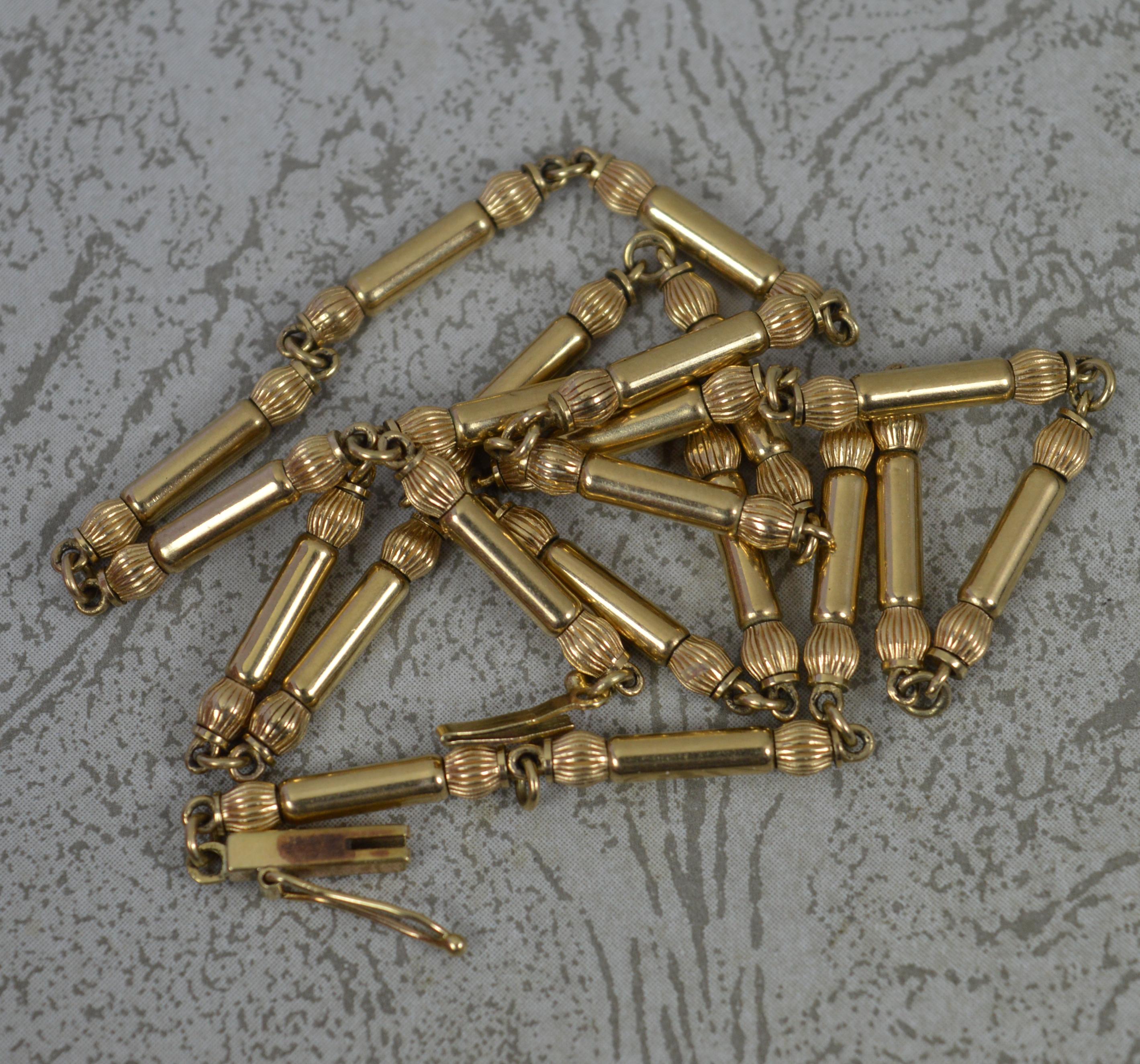 A very stylish vintage necklace chain.
Solid 9 carat yellow gold example.
Designed with a highly unusual and attractive link shape.

CONDITION ; Excellent. Crisp design. Working clasp. Issue free. Please view photographs.
WEIGHT ; 9.2 grams
SIZE ;