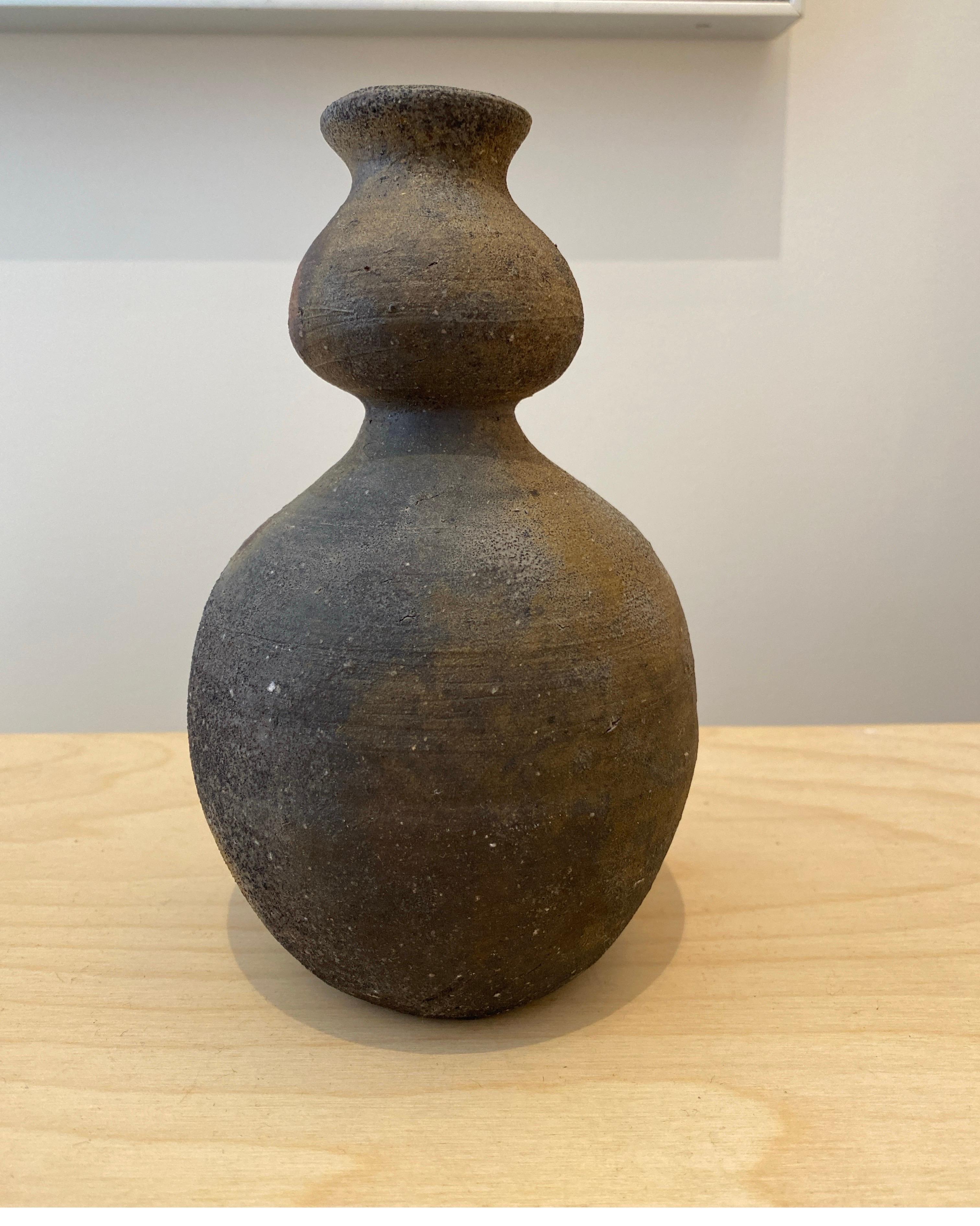 Cotto in fornace Superba pentola da sakè a doppia zucca Bizen Mingei degli anni '70, firmata in vendita