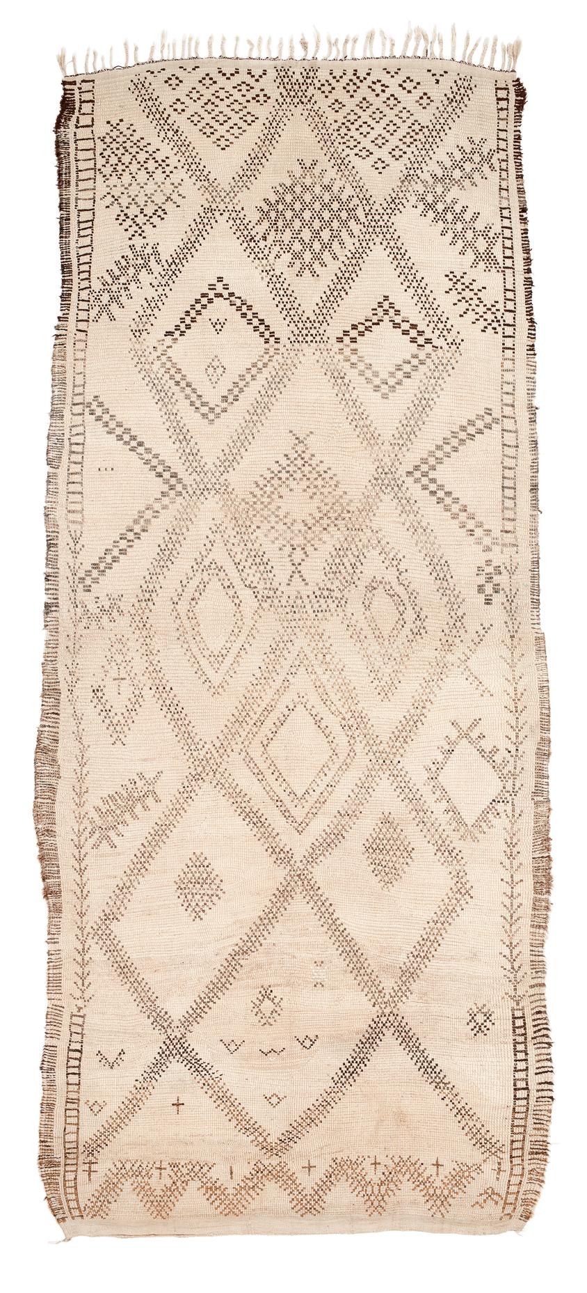 The low contrast and the elegant, calm textured surface gives this Ait Seghrouchène its character that is way beyond the average of comparable rugs one can find nowadays. The relatively fine and dense structure and also the saw tooth drawing of the