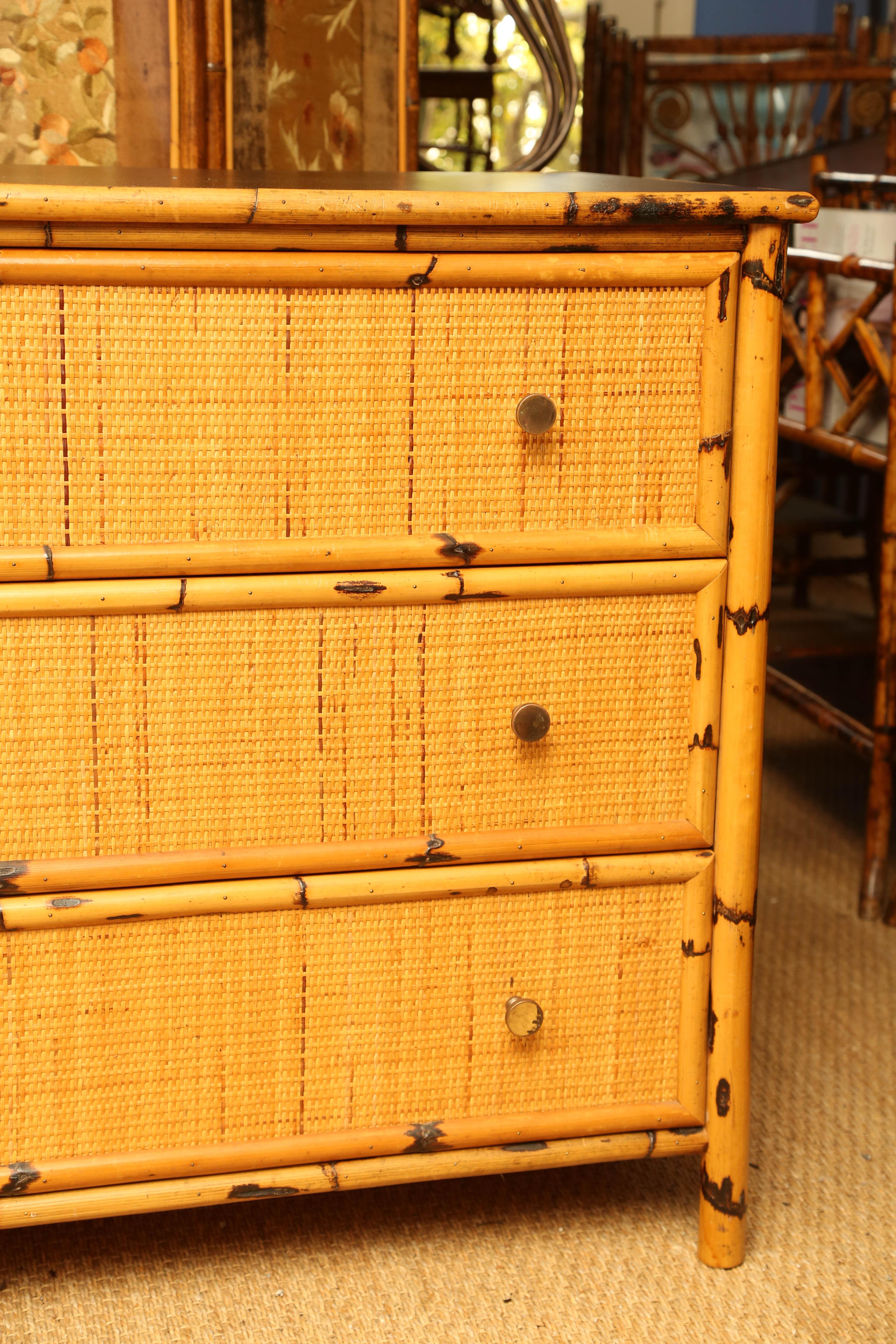 Hervorragende Vintage-Kommode aus Bambus und Rattan (amerikanisch)