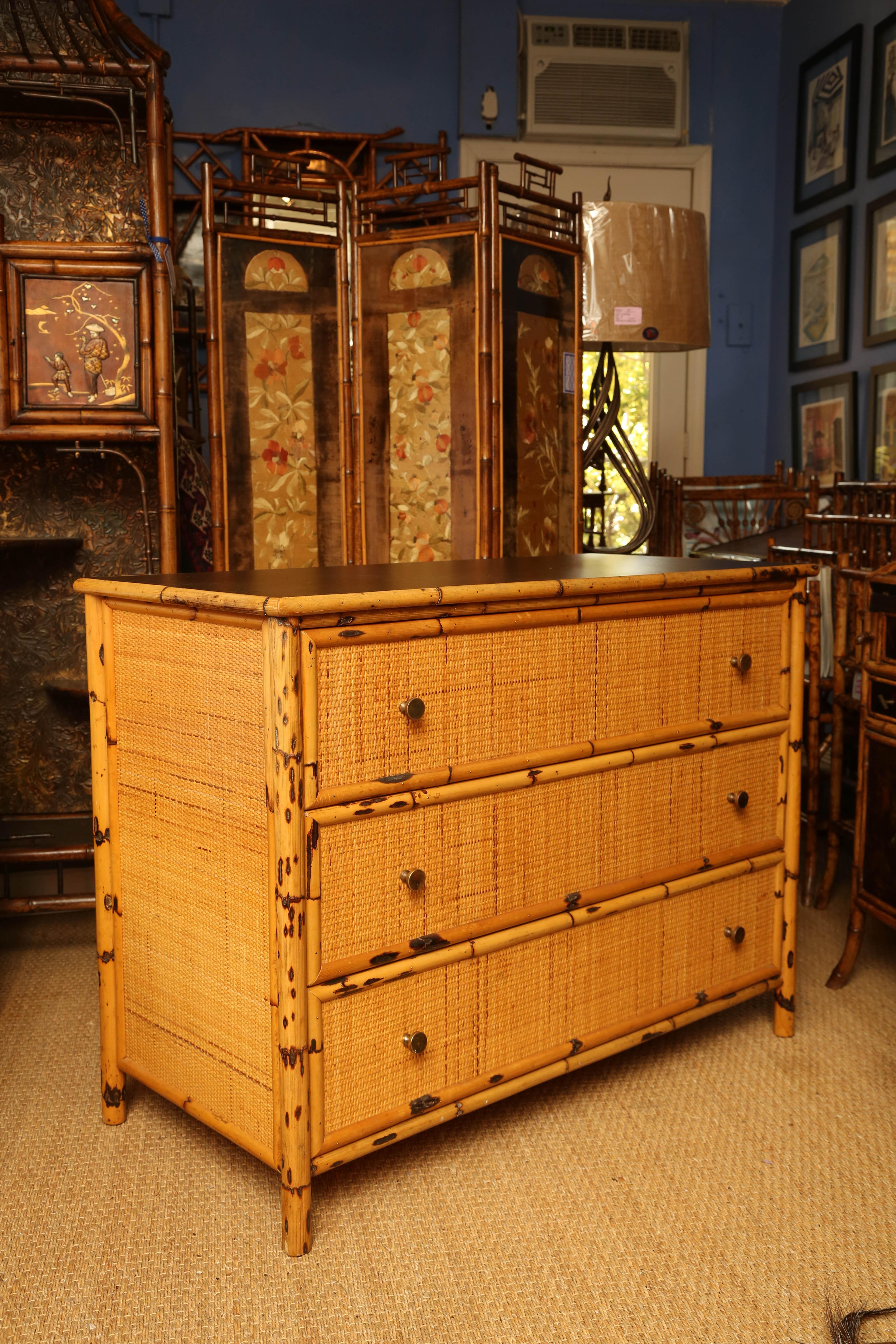 Hervorragende Vintage-Kommode aus Bambus und Rattan 3