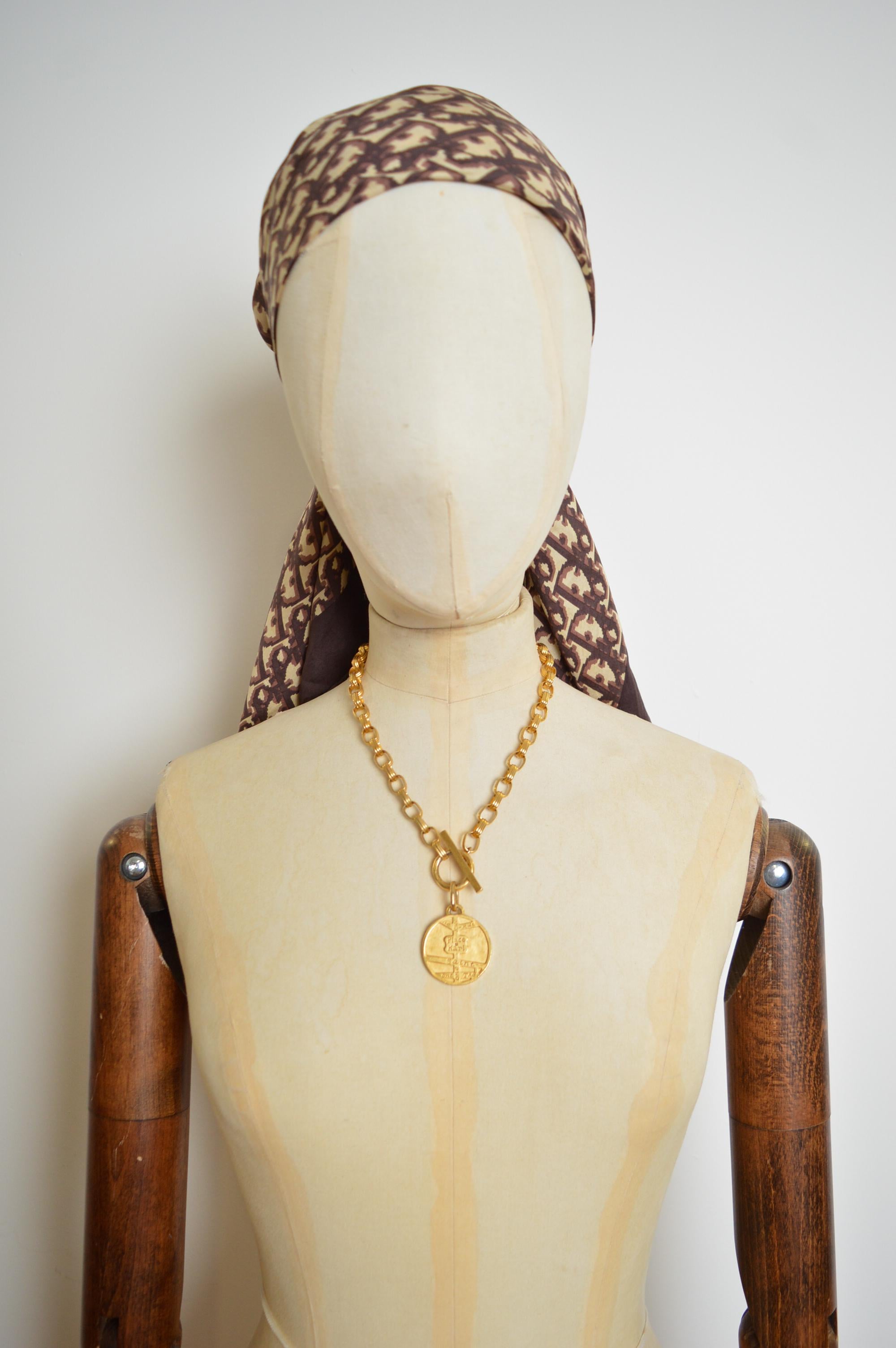 Superba collana girocollo con ciondolo a catena con mappa di Parigi di KARL LAGERFELD, dorata e vintage. In condizioni buone in vendita a Sheffield, GB