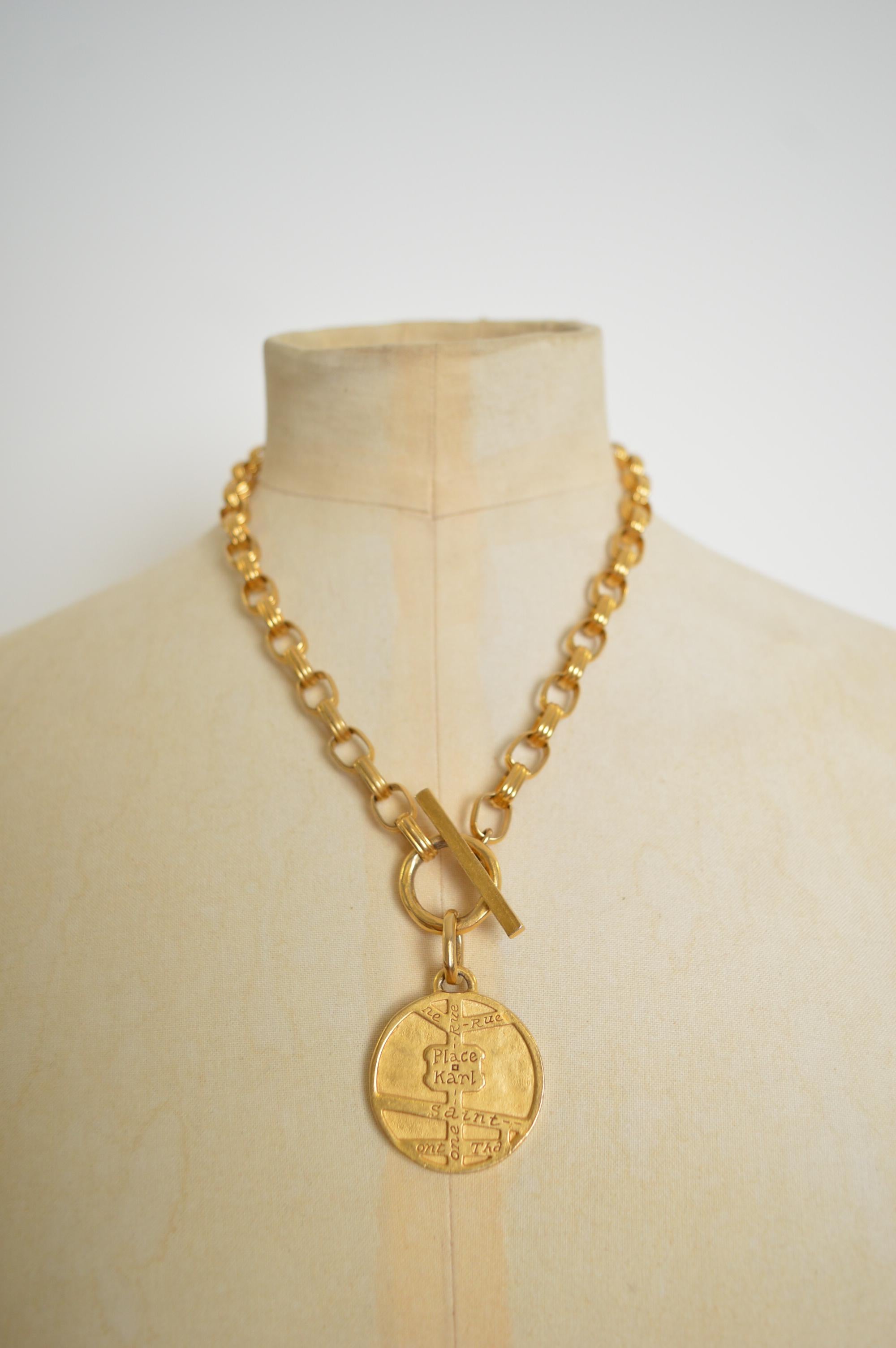 Superba collana girocollo con ciondolo a catena con mappa di Parigi di KARL LAGERFELD, dorata e vintage. in vendita 2