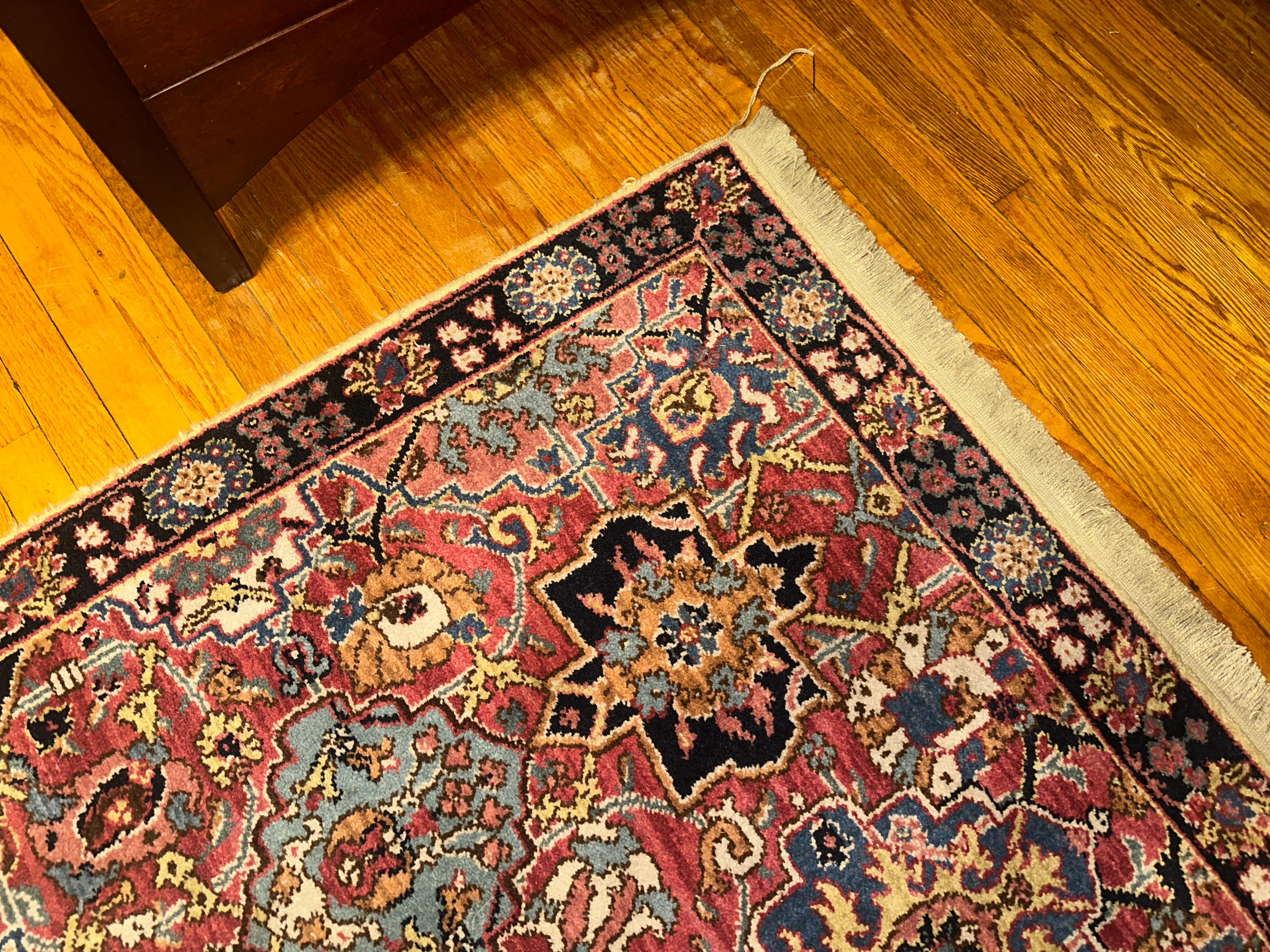Voici un SUPERBE tapis Karastan vintage avec un Design/One en très bon état et sans aucune usure.  La frange d'origine est en parfait état et les deux côtés ne présentent AUCUNE usure.  Les couleurs du tapis comprennent un fond de couleur rose avec